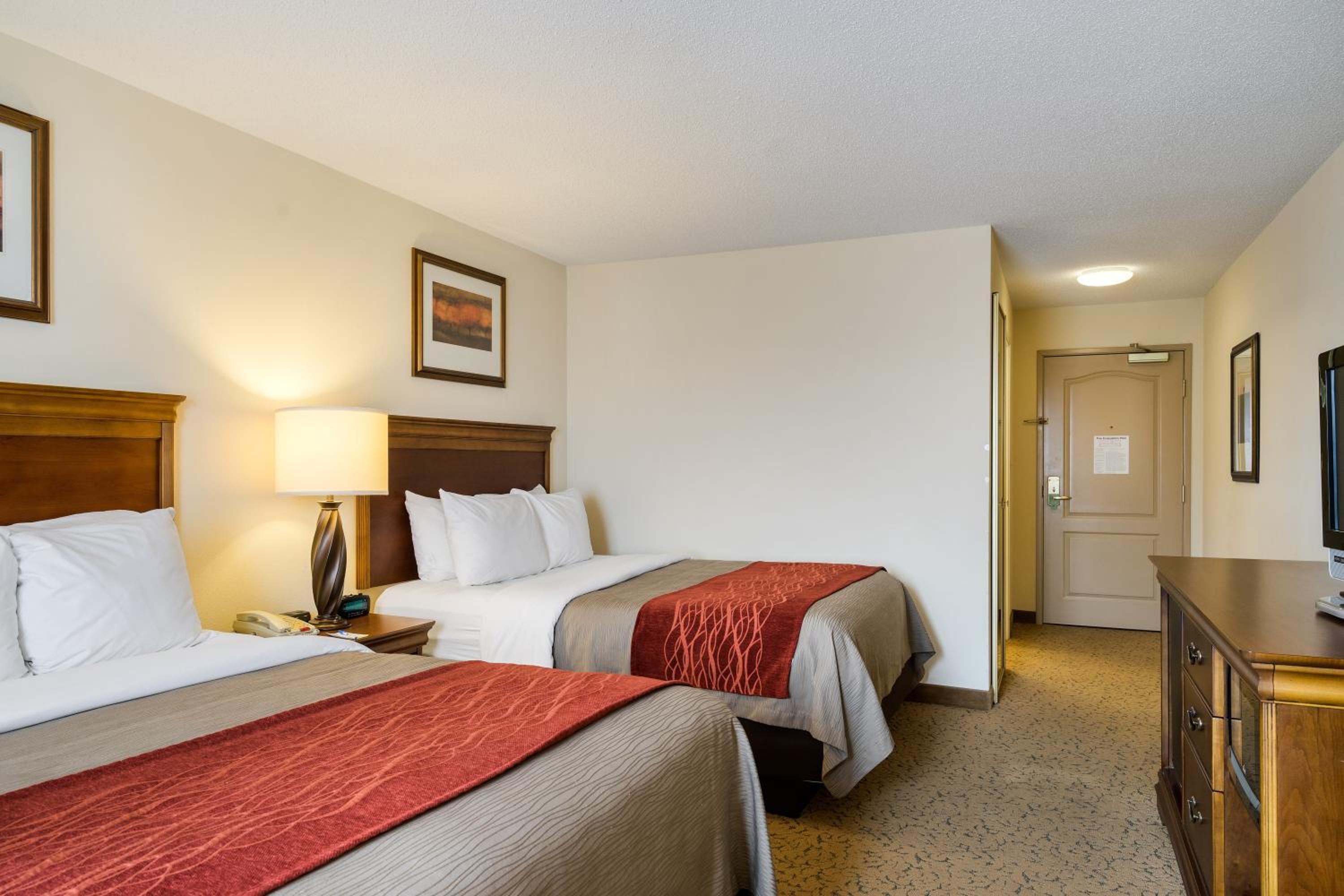 Queen Room with Two Queen Beds - Non-Smoking - Photo 4