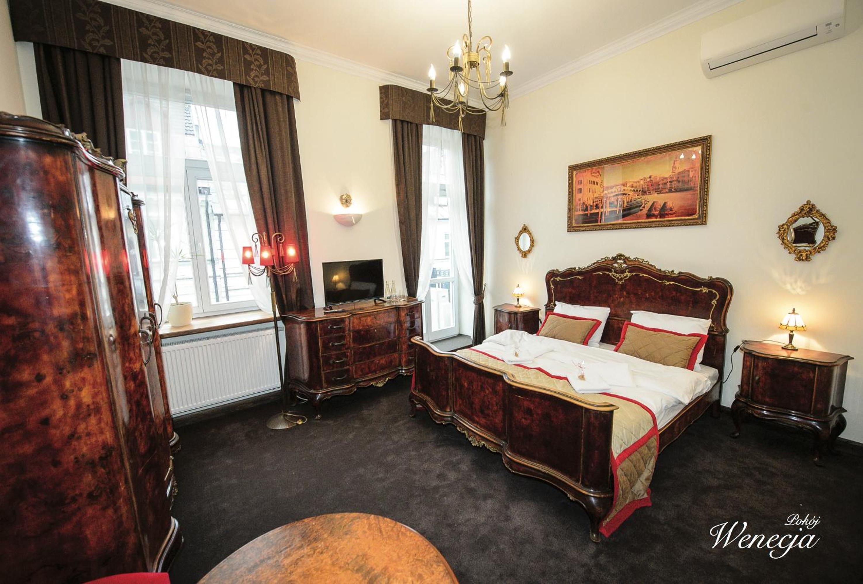 King Room with Balcony - Photo 1