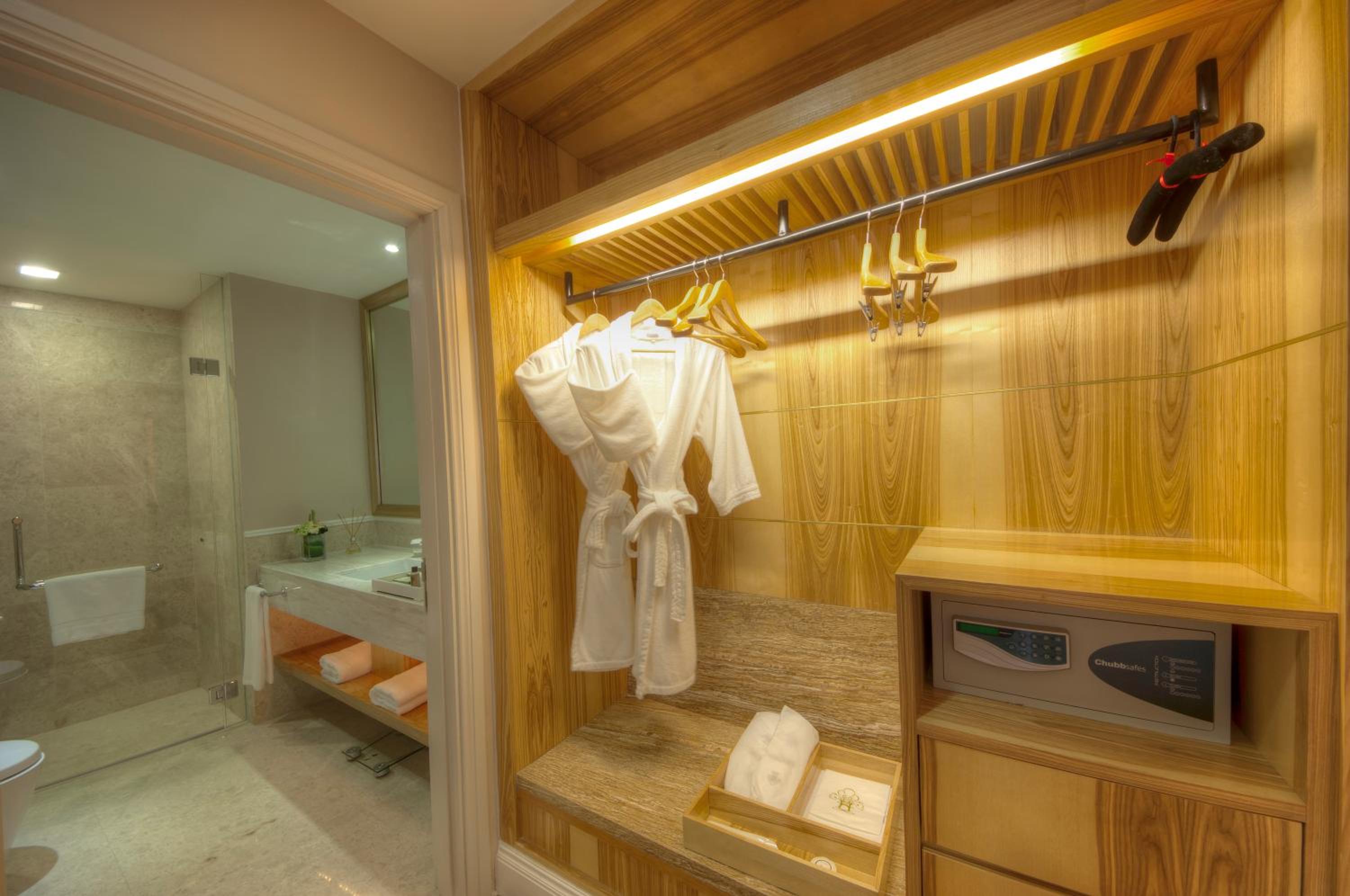 Three-Bedroom Suite - Photo 5