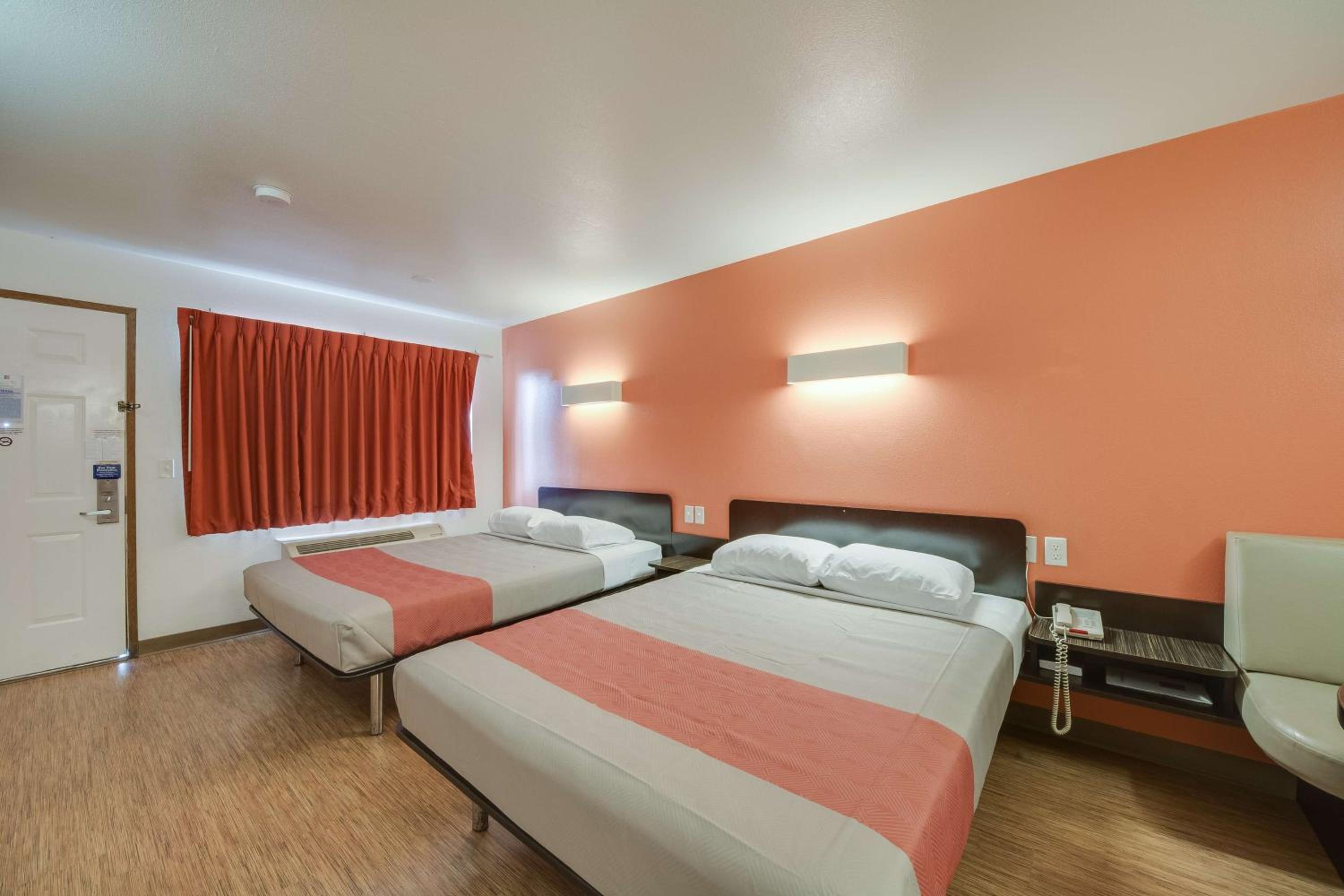 Queen Room with Two Queen Beds - Smoking - Photo 2