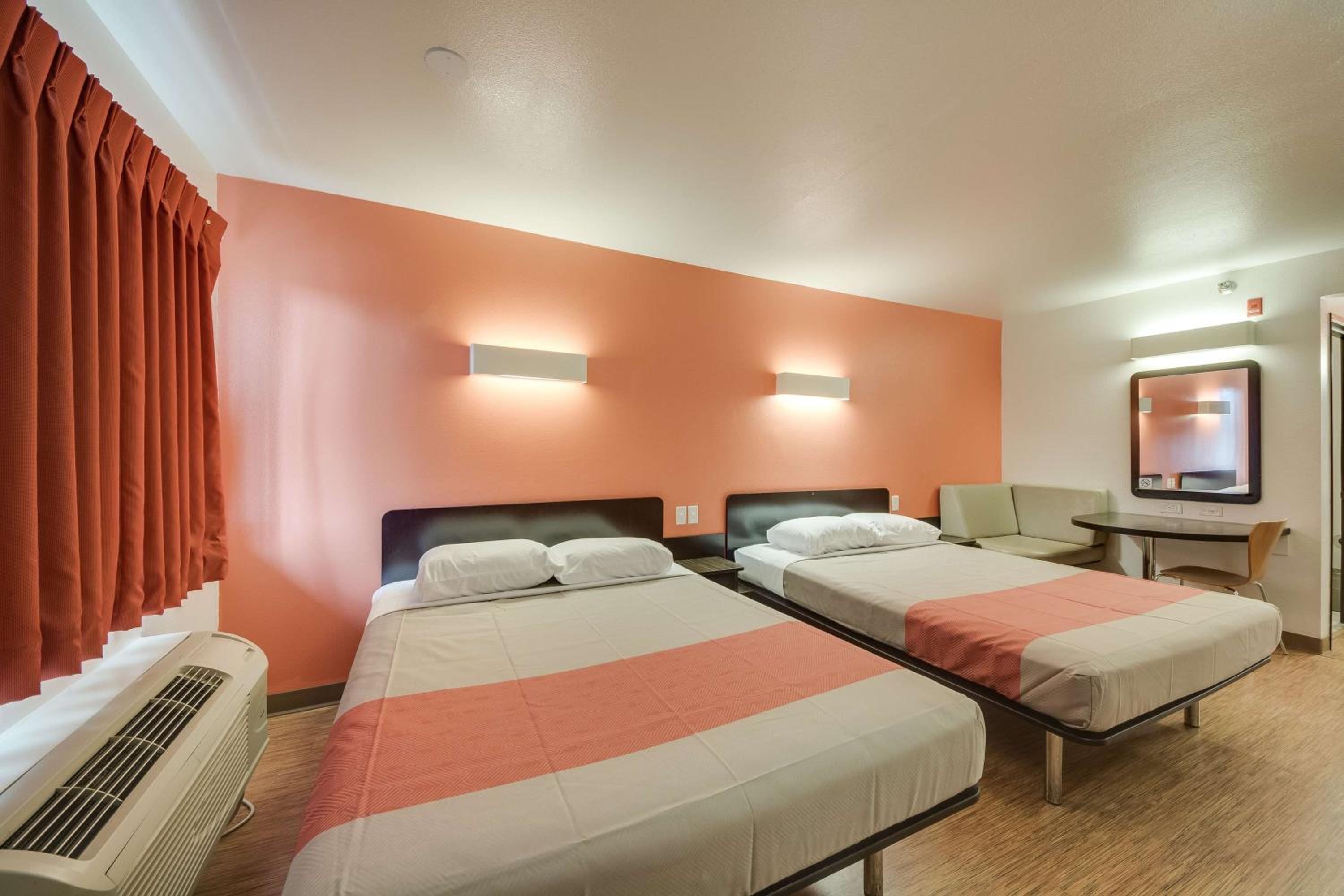 Queen Room with Two Queen Beds - Smoking - Photo 4