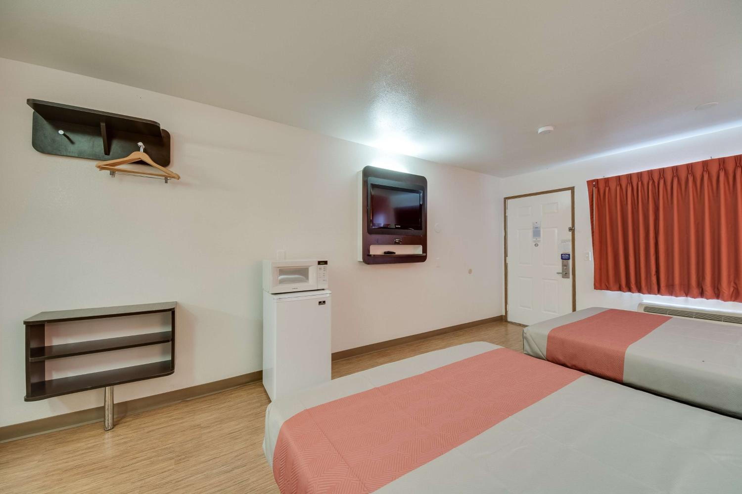 Queen Room with Two Queen Beds - Smoking - Photo 3