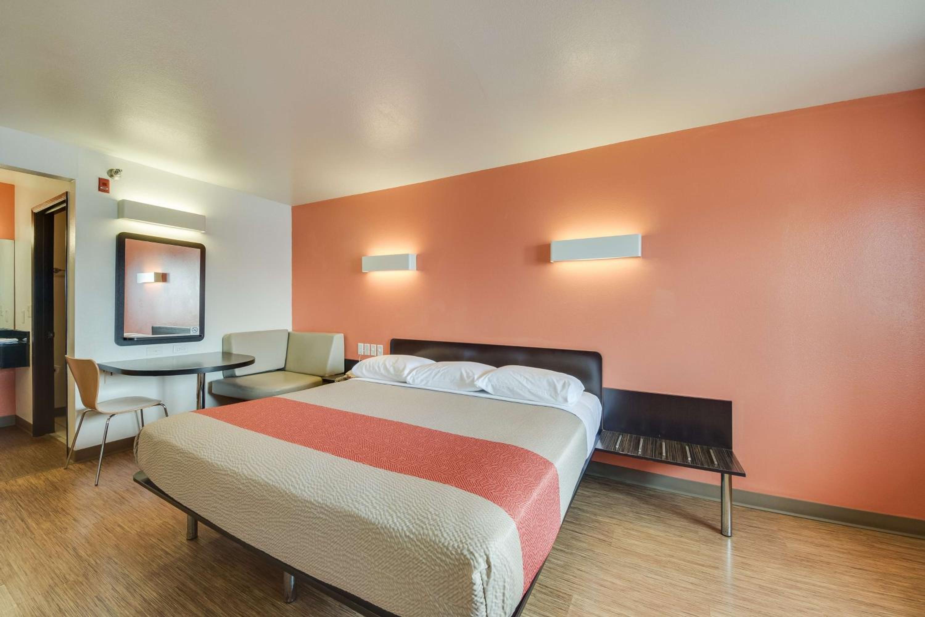 King Room - Non-Smoking - Photo 1