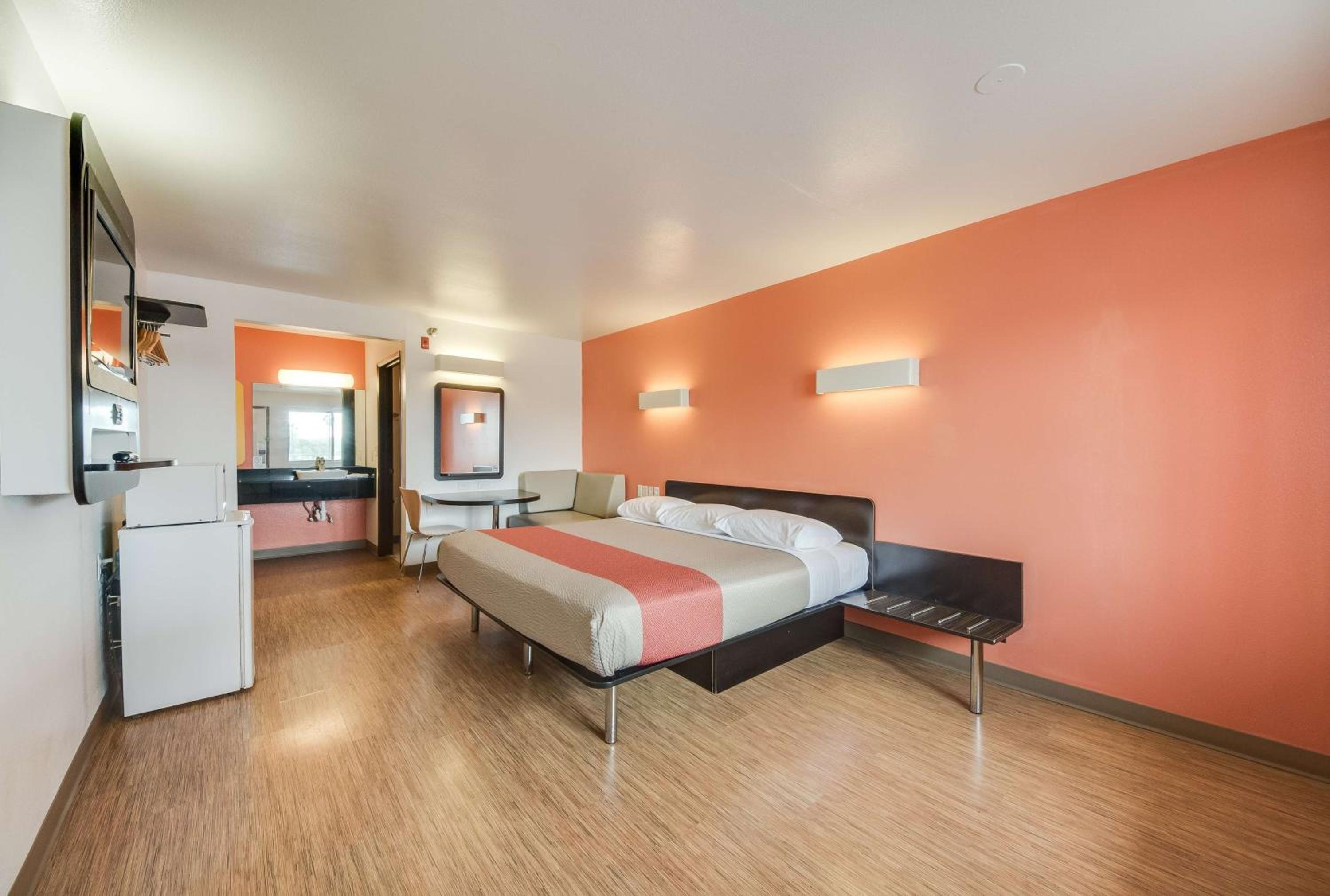 King Room - Non-Smoking - Photo 3