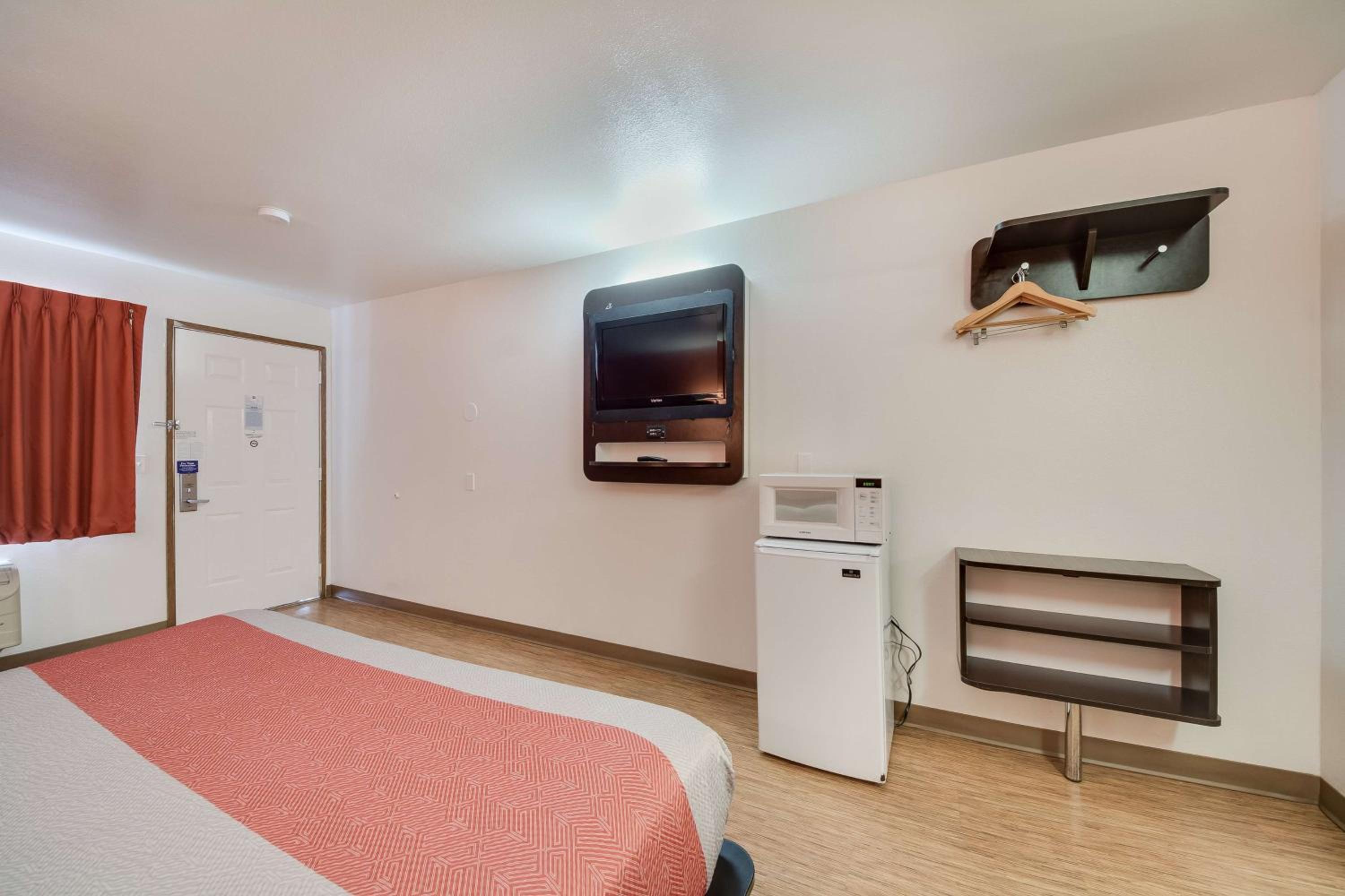 King Room - Non-Smoking - Photo 2
