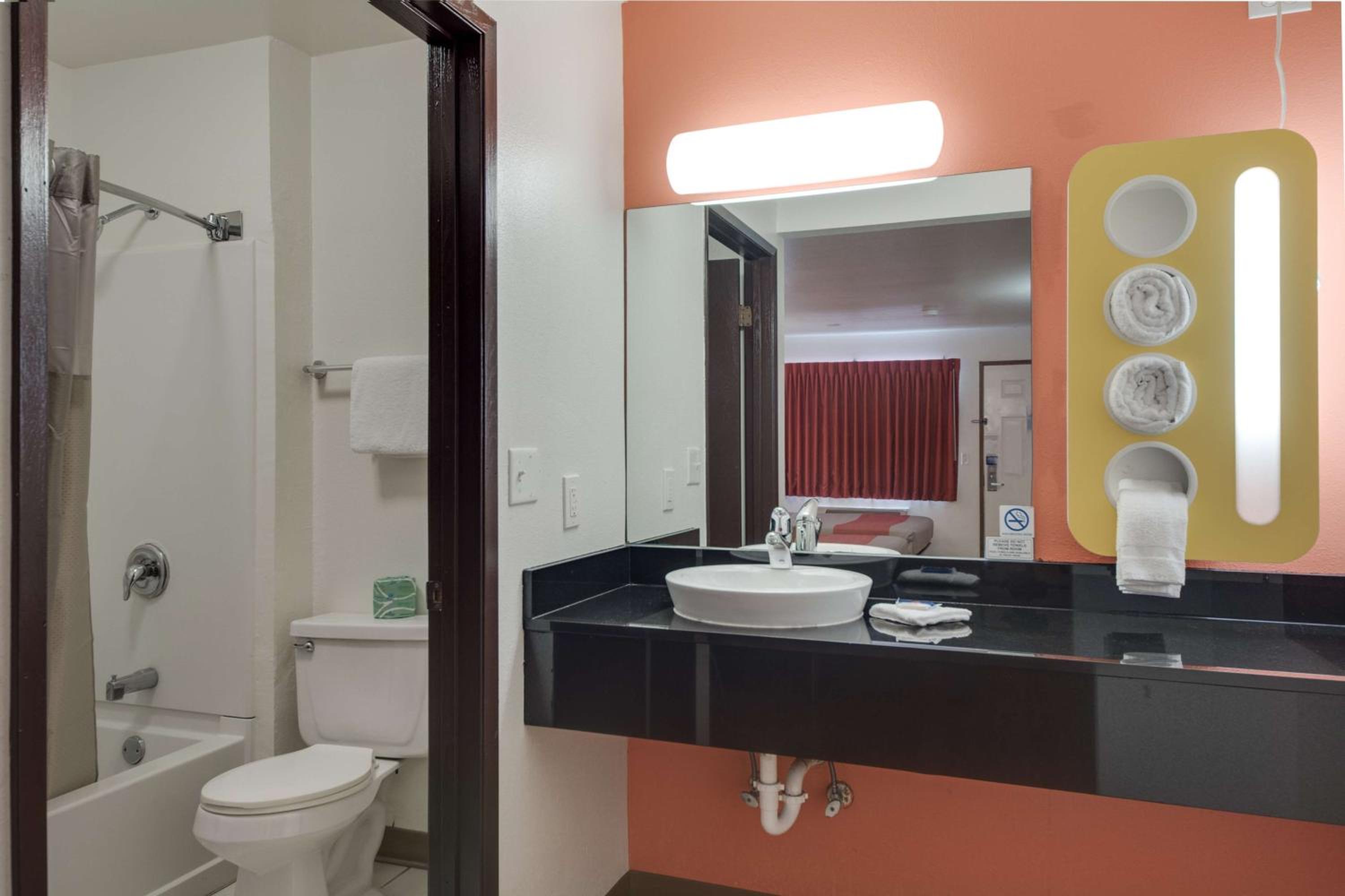 Deluxe Queen Suite - Non-Smoking - Photo 5