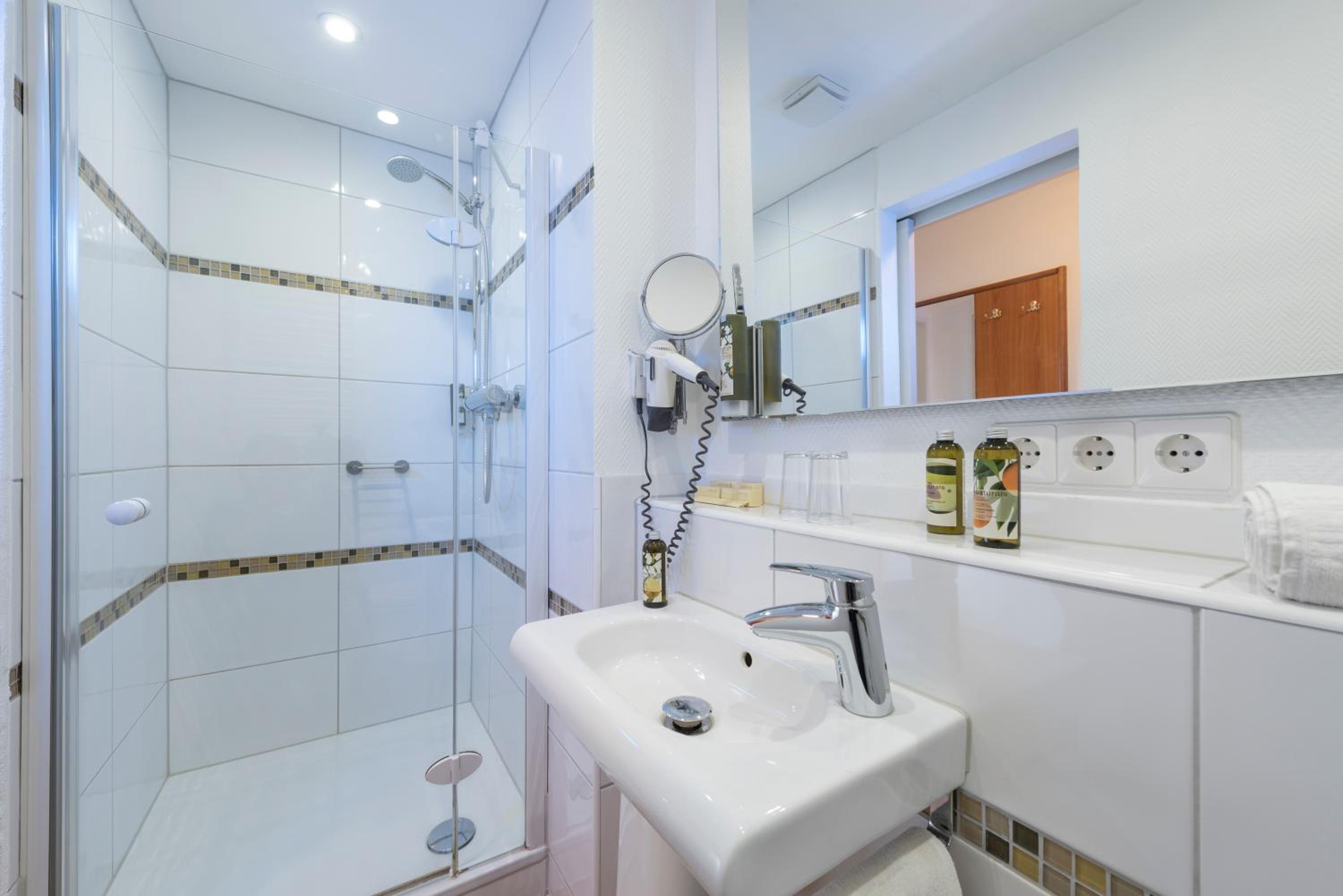Standard Double or Twin Room - Photo 2