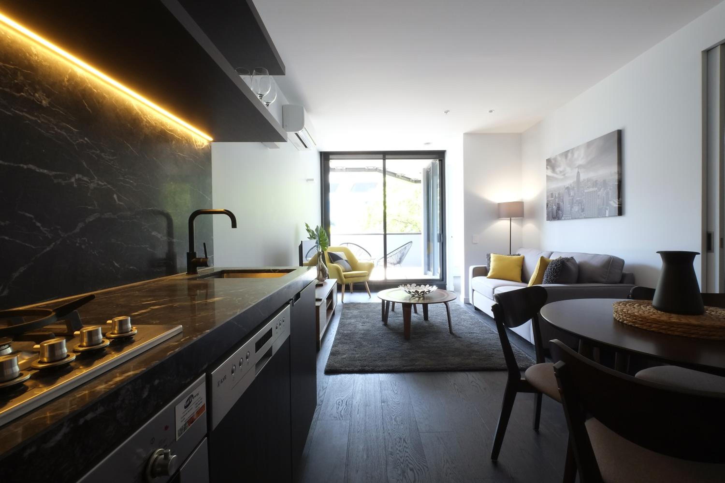 Executive Two-Bedroom, Two-Bathroom Apartment thumbnail 6