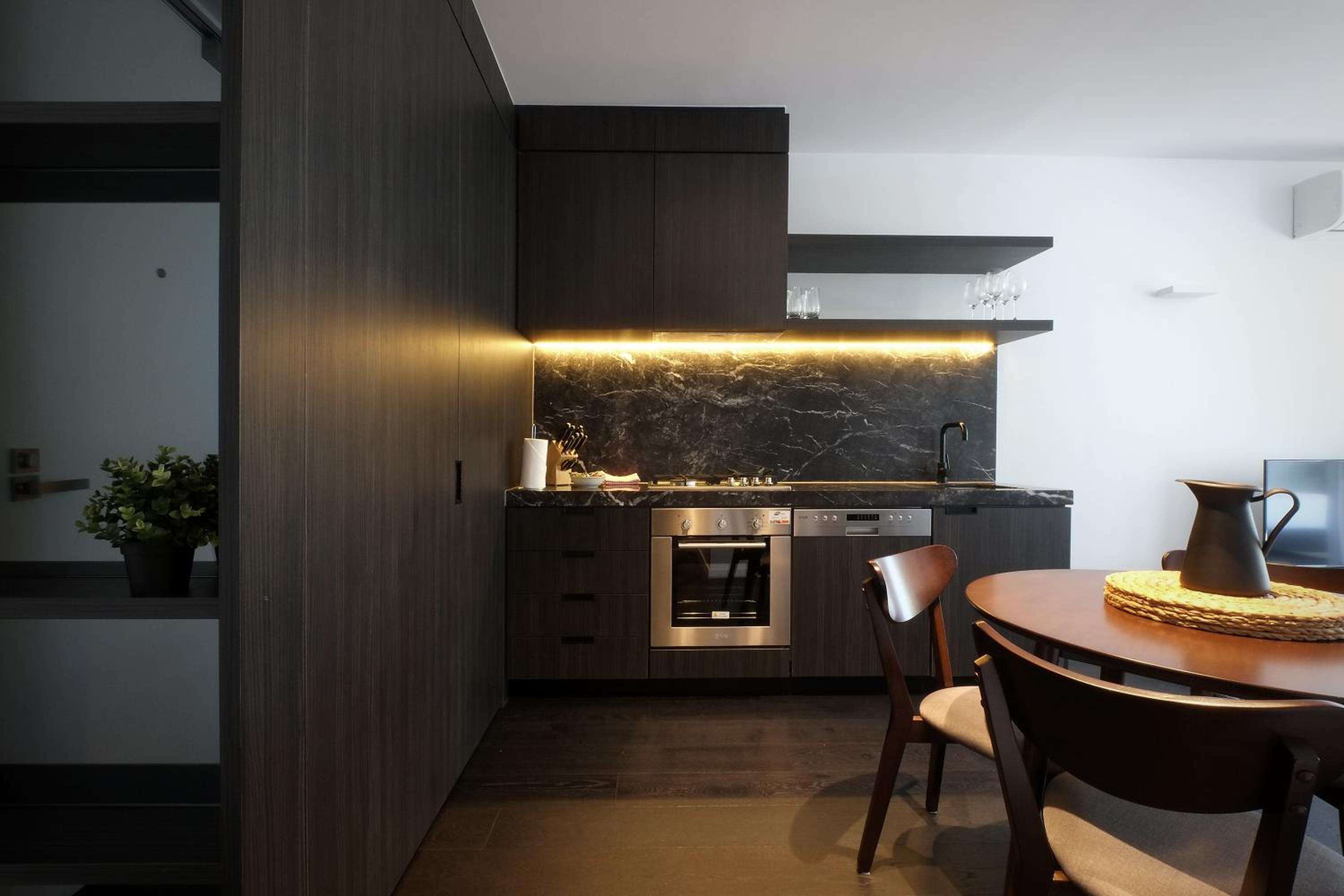 Executive One-Bedroom Apartment thumbnail 6