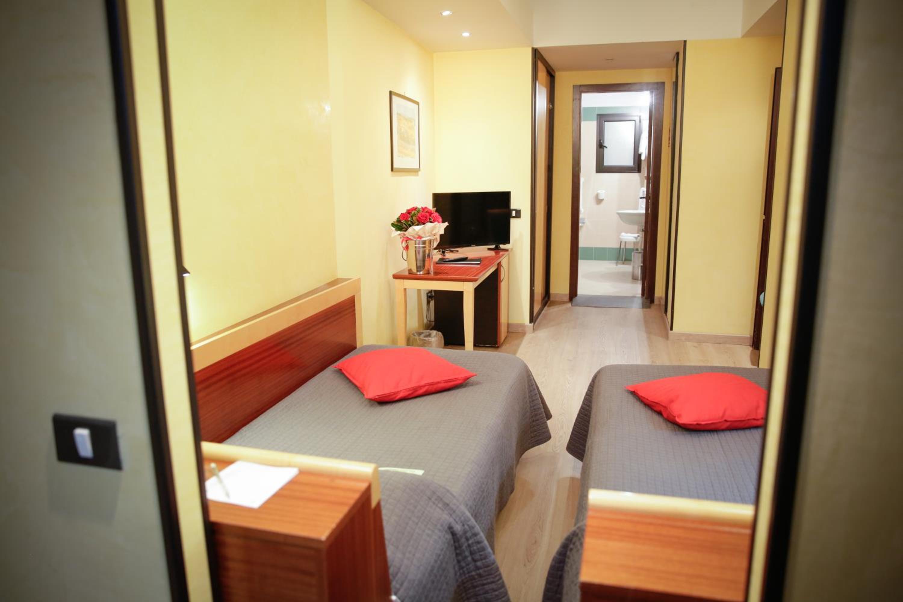 Double or Twin Room - Photo 8