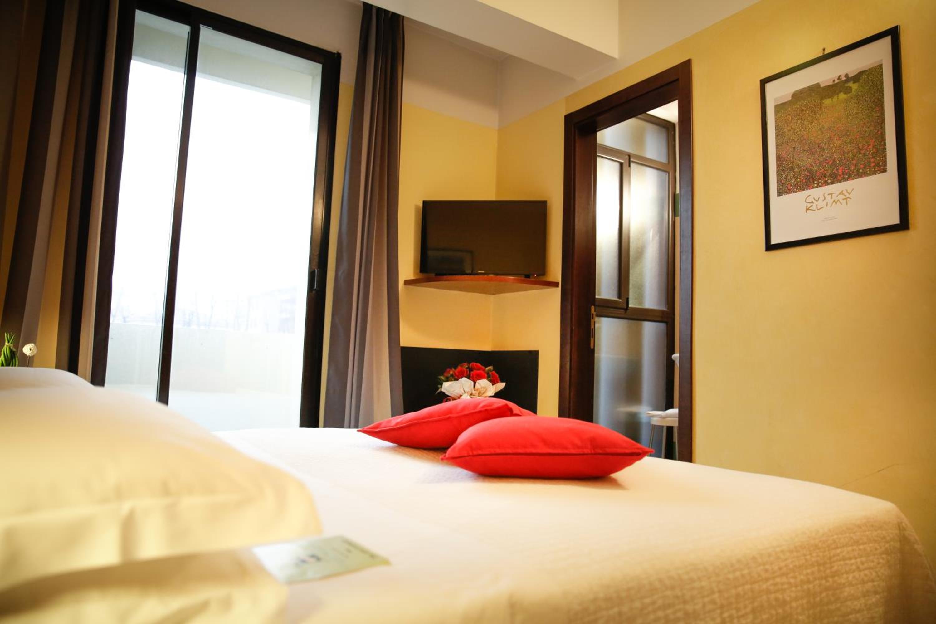 Double or Twin Room - Photo 7