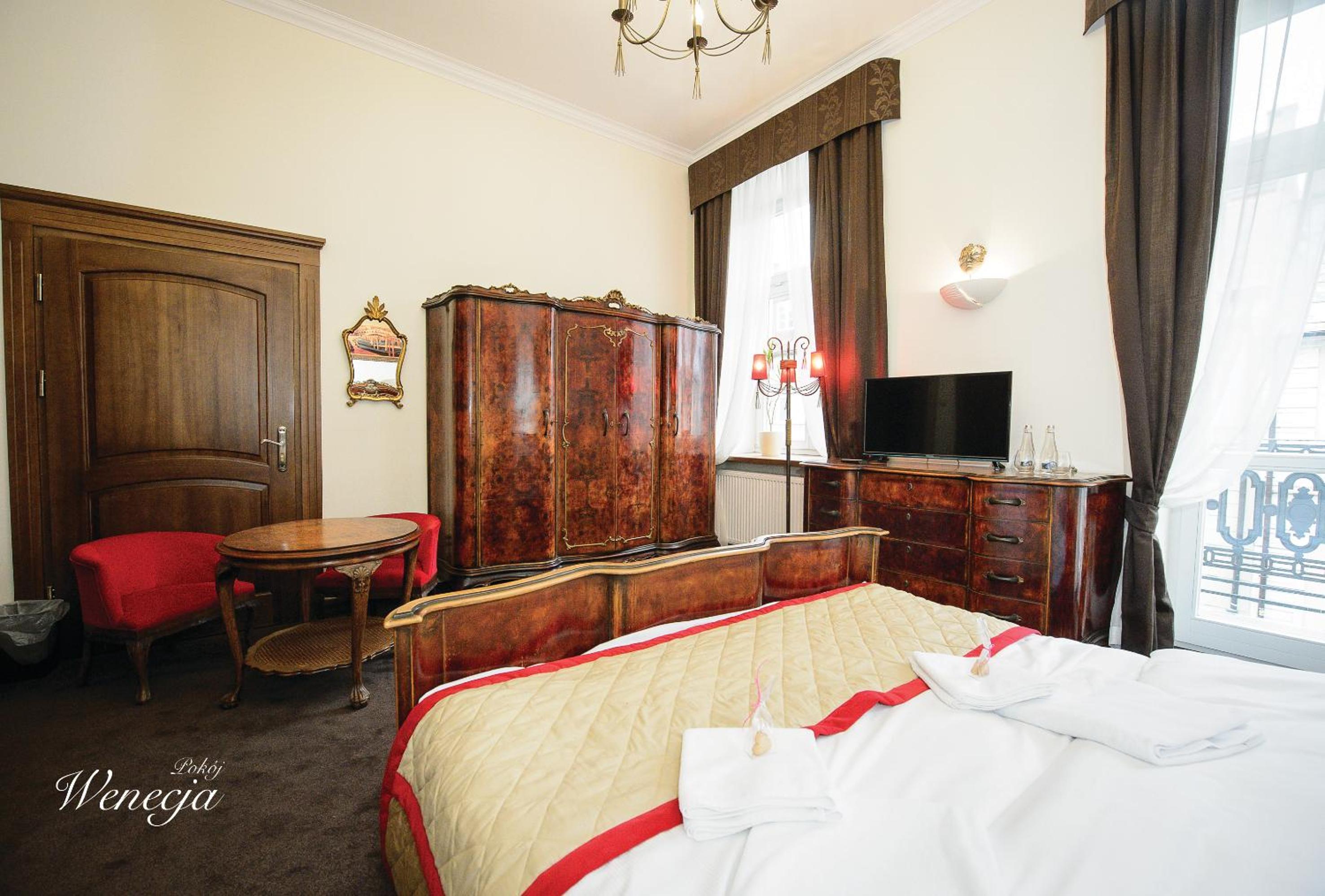 King Room with Balcony - Photo 2
