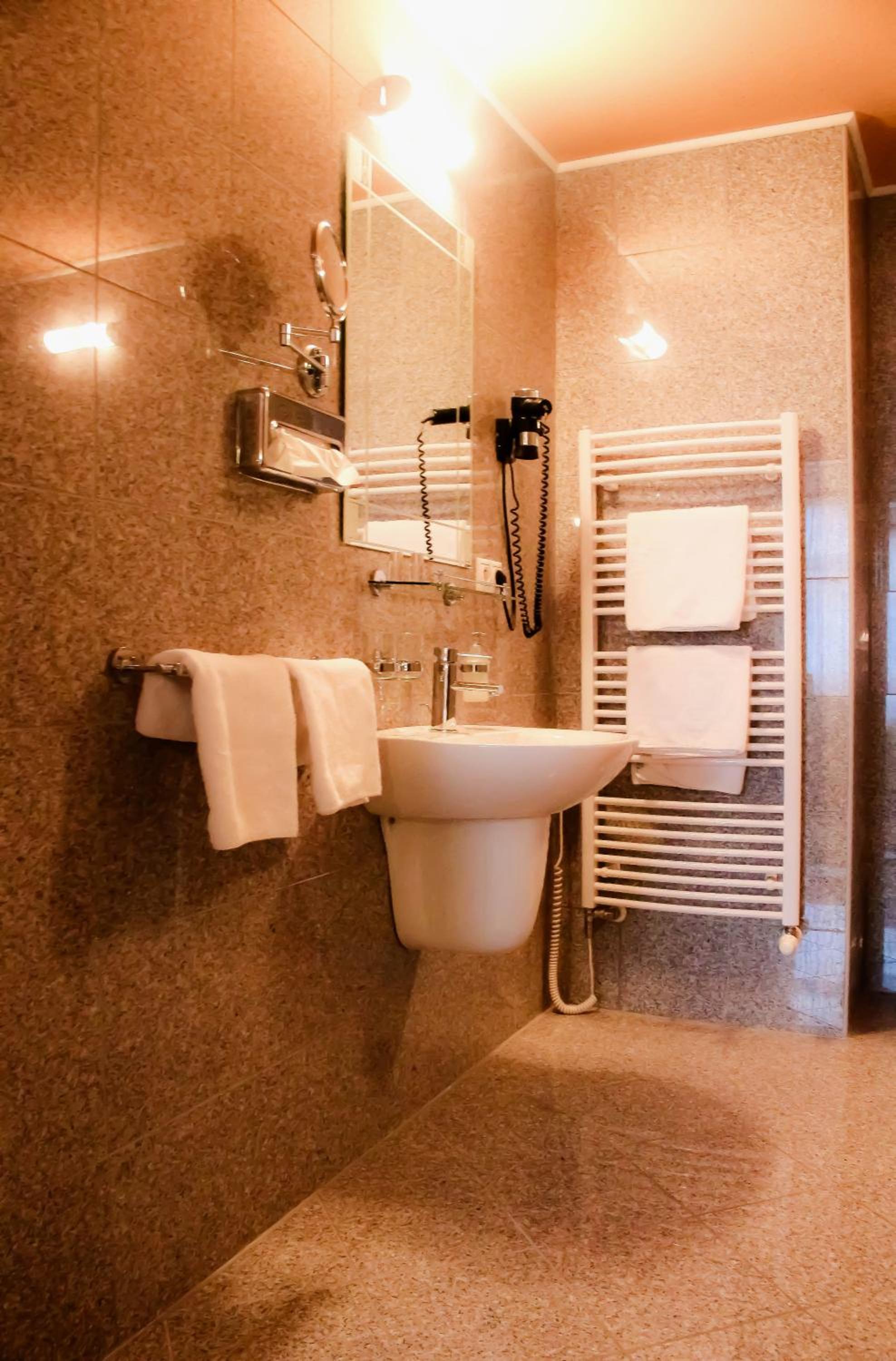 Standard Double Room - Photo 6