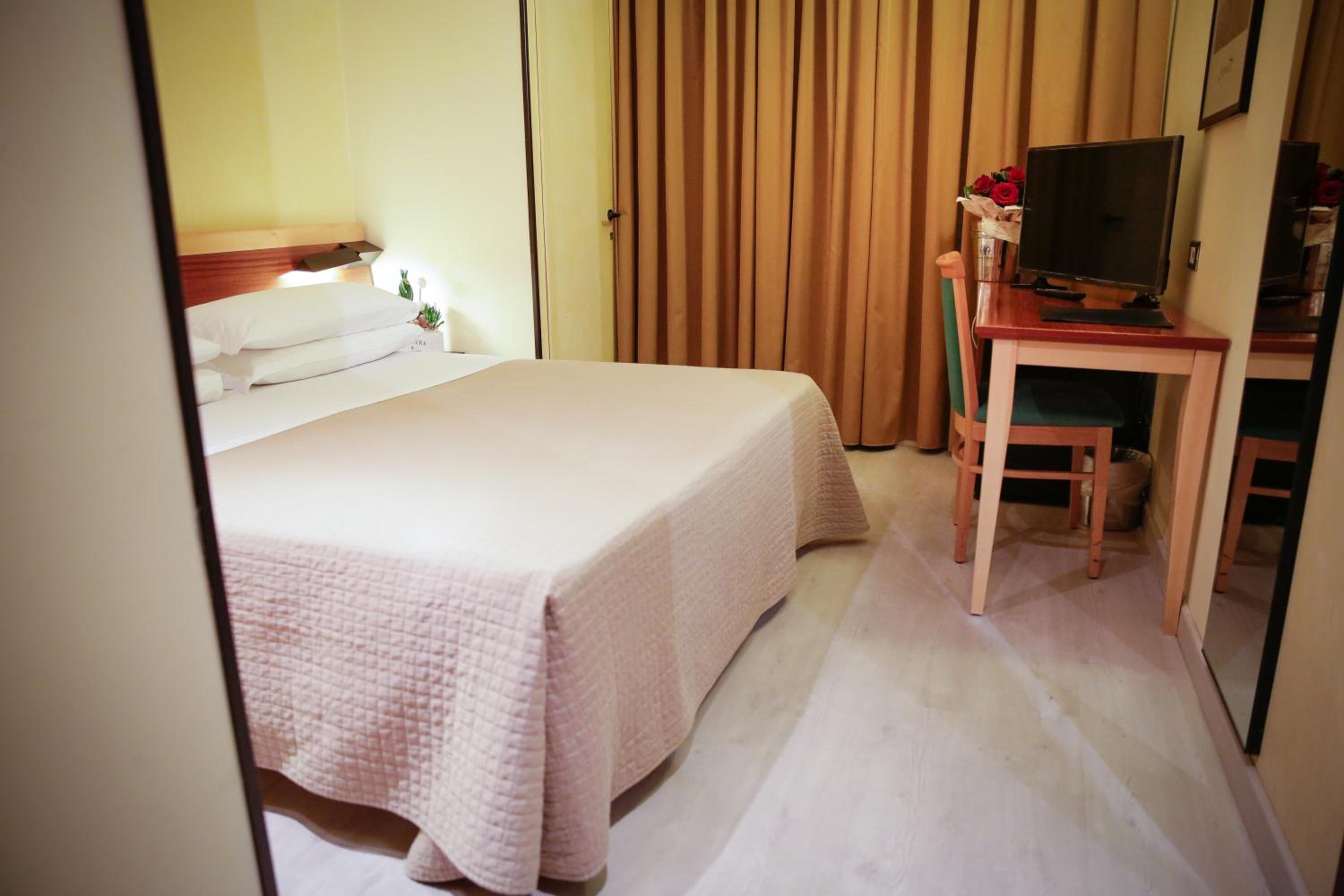 Double or Twin Room - Photo 1