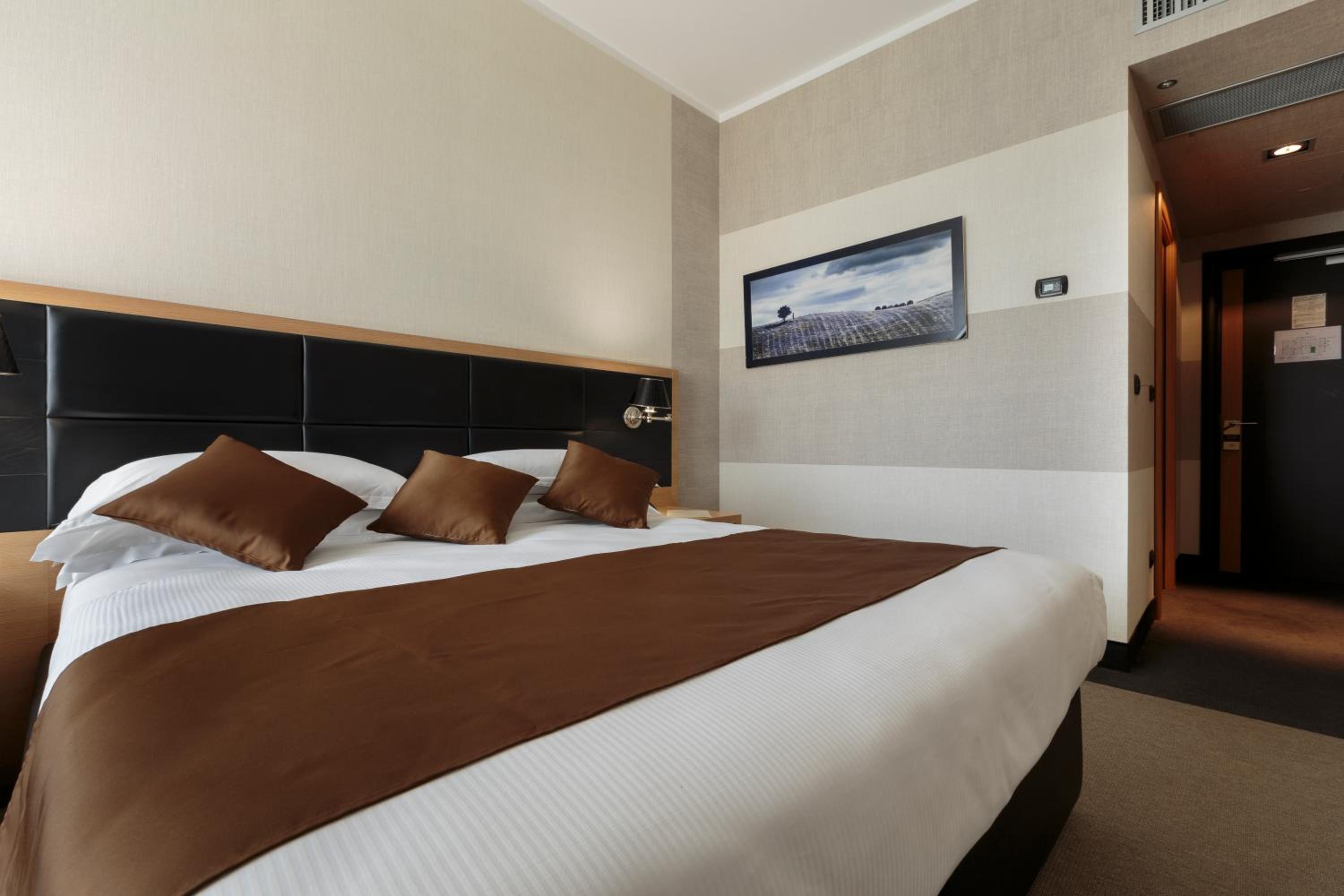 Standard Double Room - Photo 2