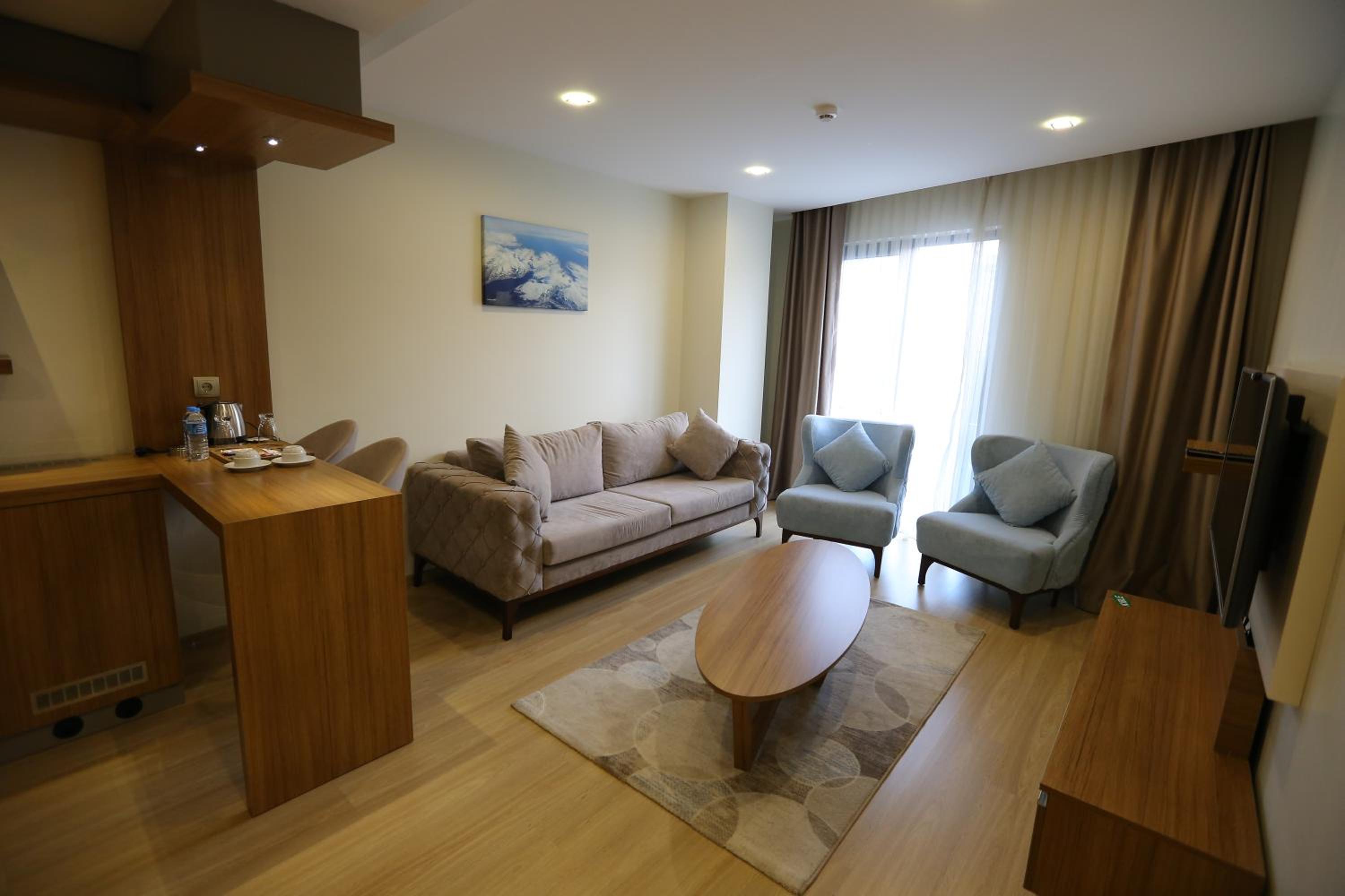 Two-Bedroom Apartment with Balcony and City View  photo 3