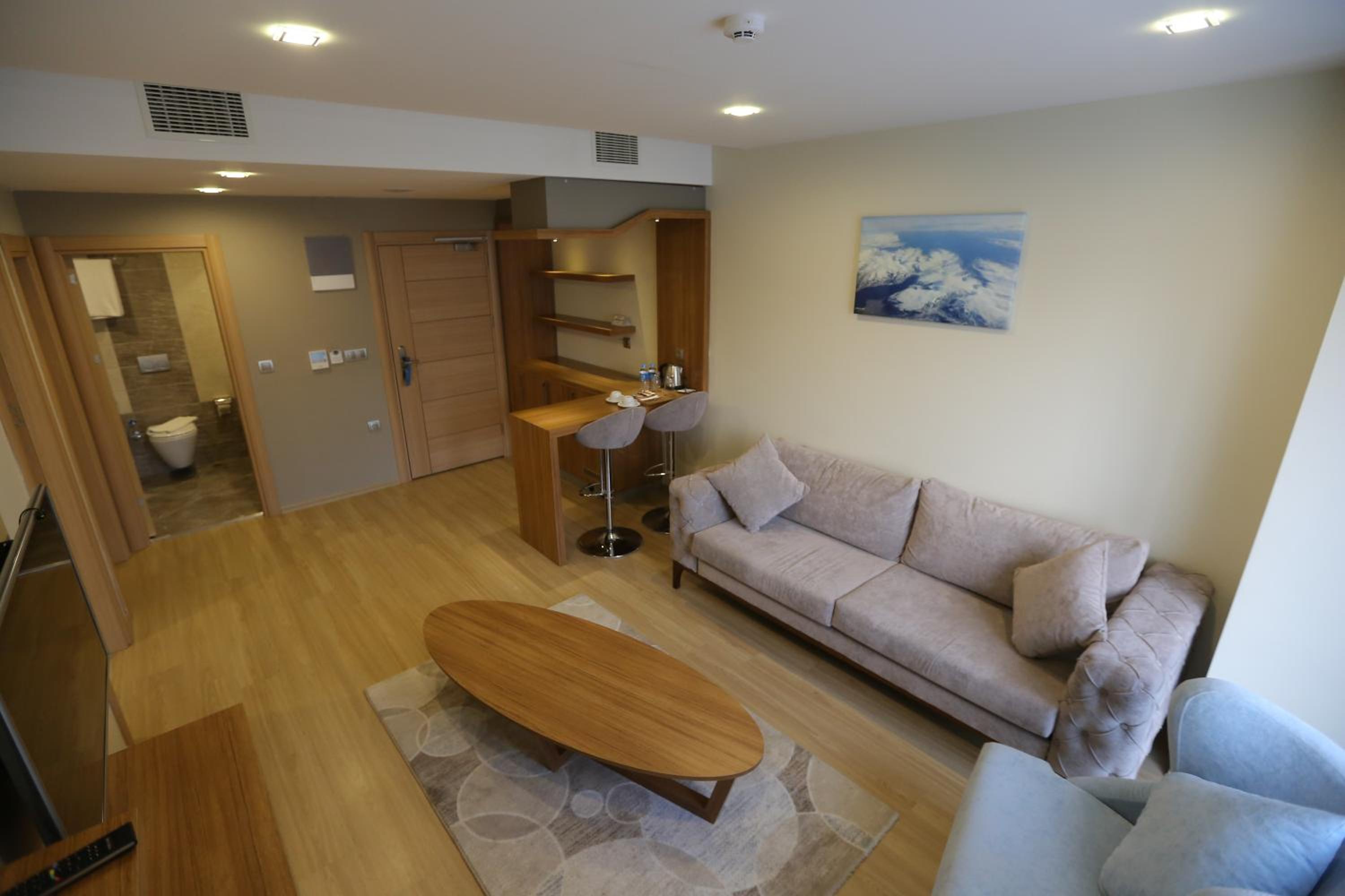 Two-Bedroom Apartment with Balcony and City View  photo 2