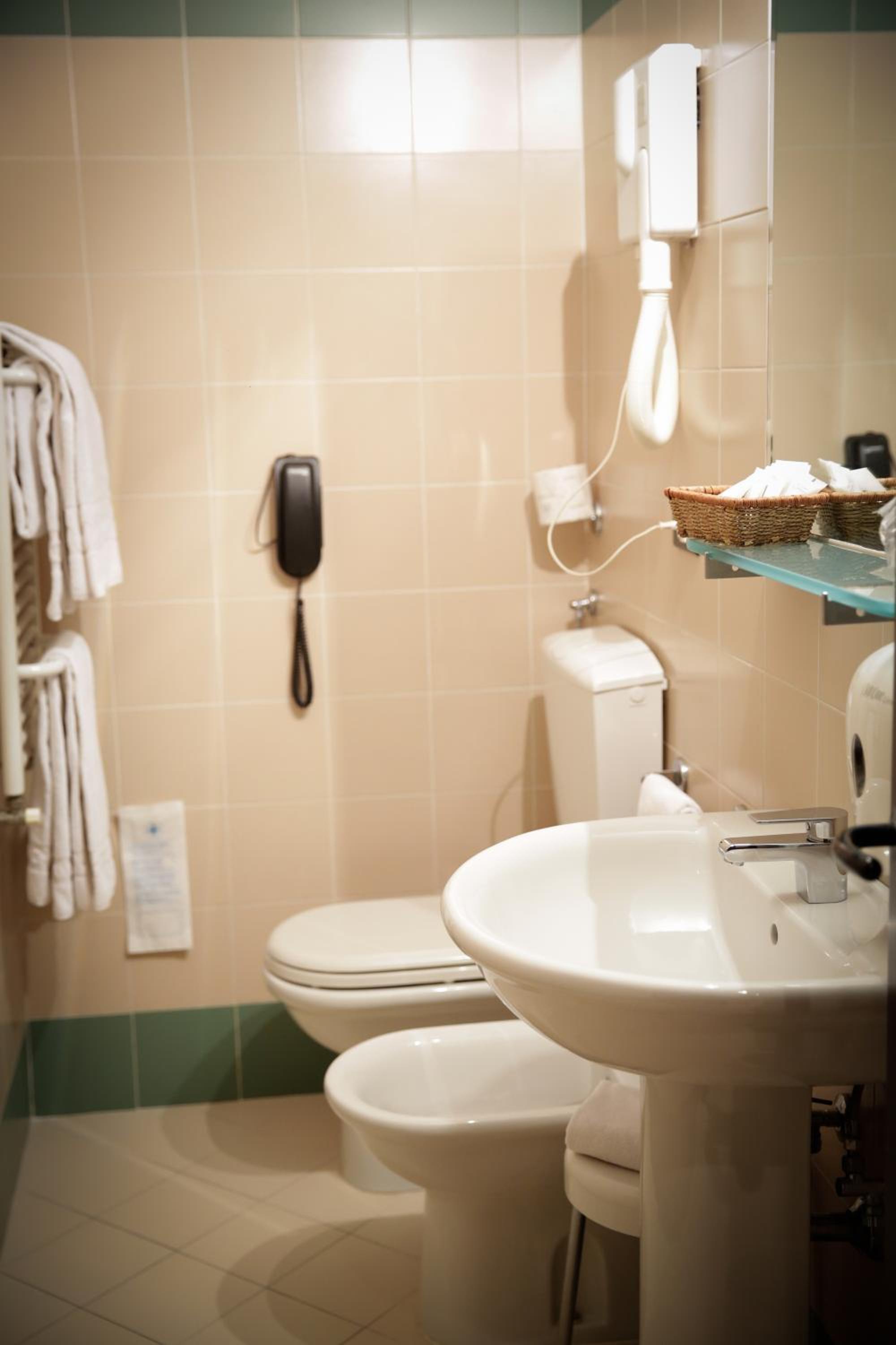 Double or Twin Room - Photo 13