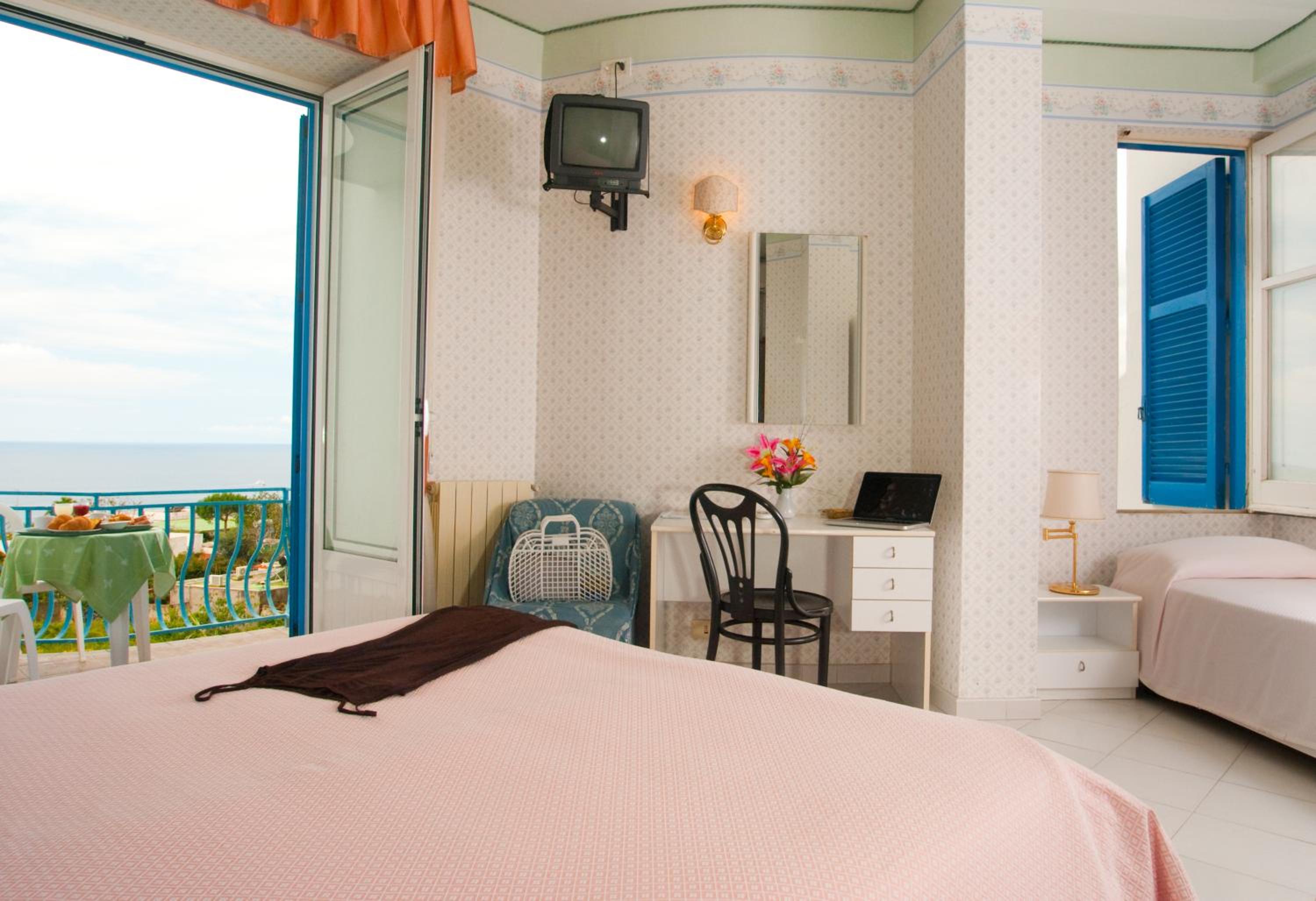 Relax in comfort with stunning ocean views!
