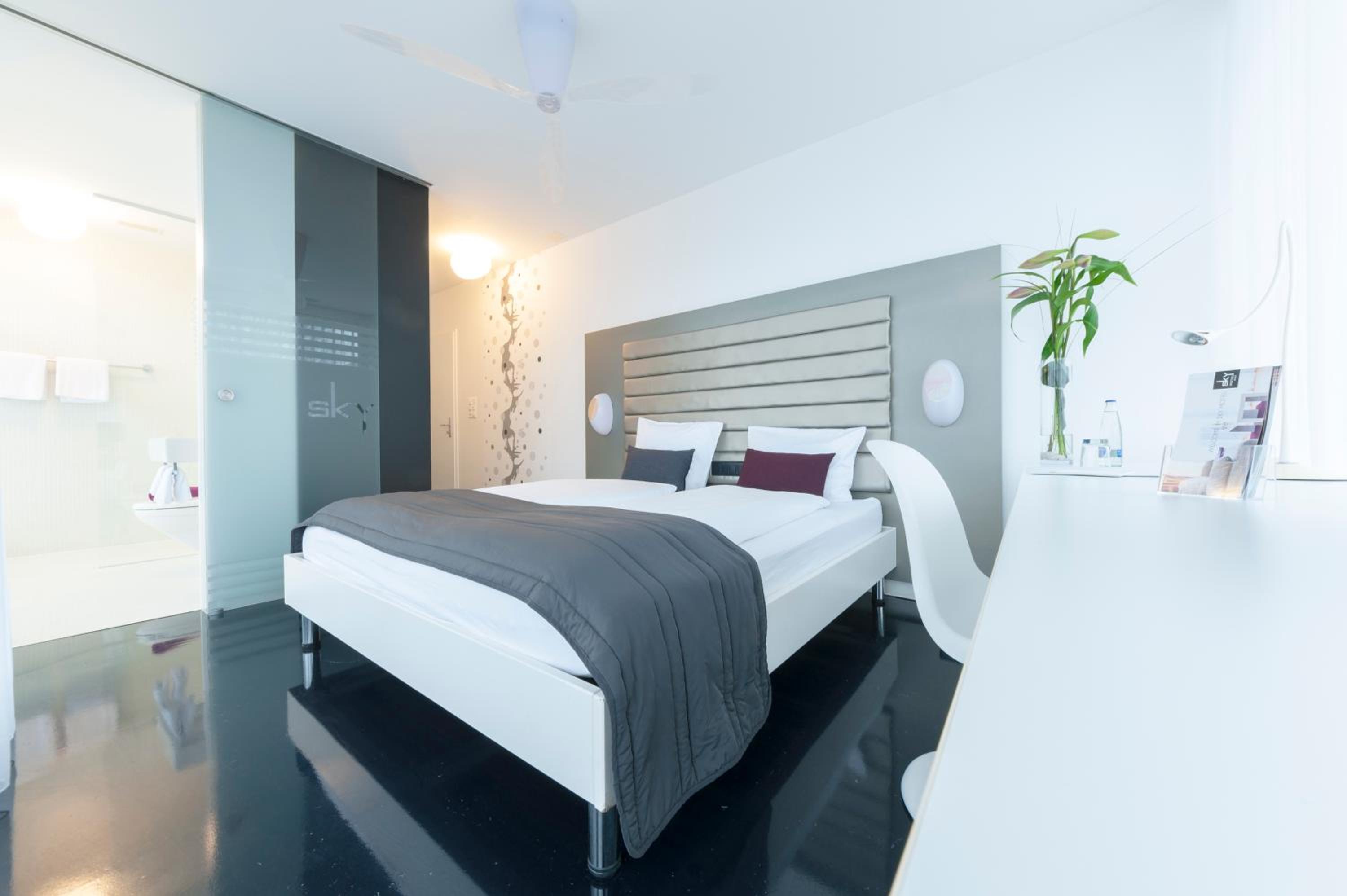 Standard Double Room no pet - Photo 1