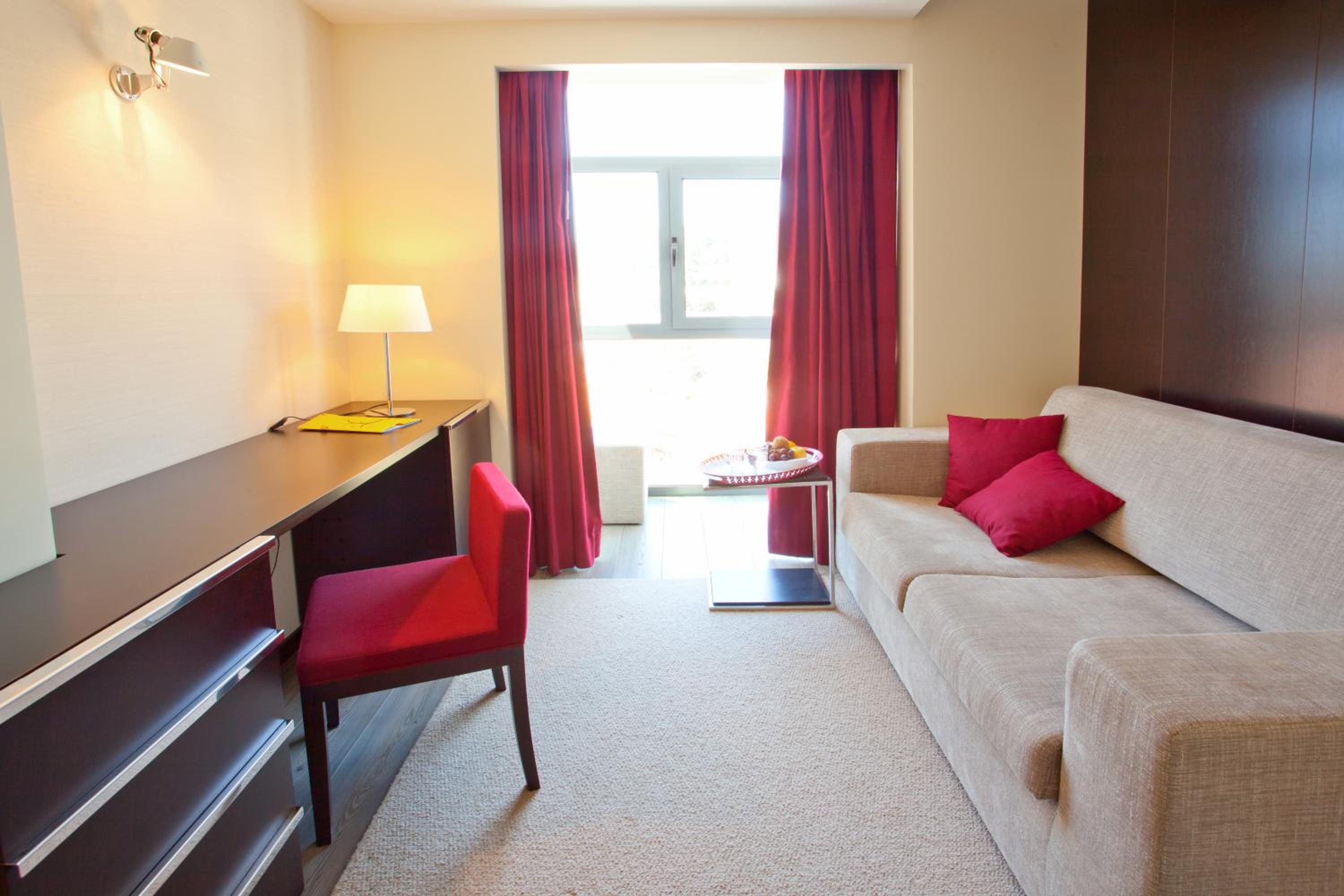 Suite - North - Photo 2