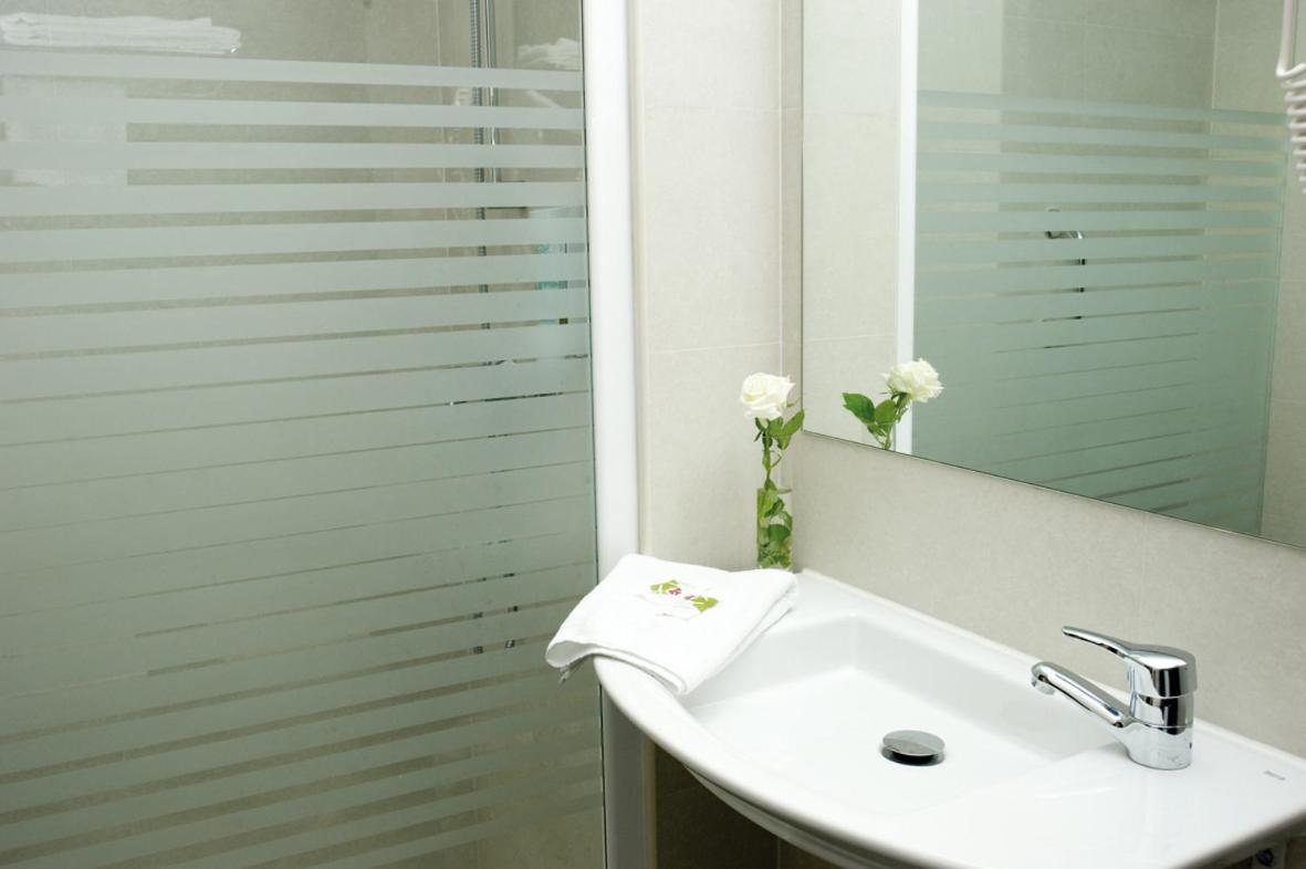 Double or Twin Room - Photo 4
