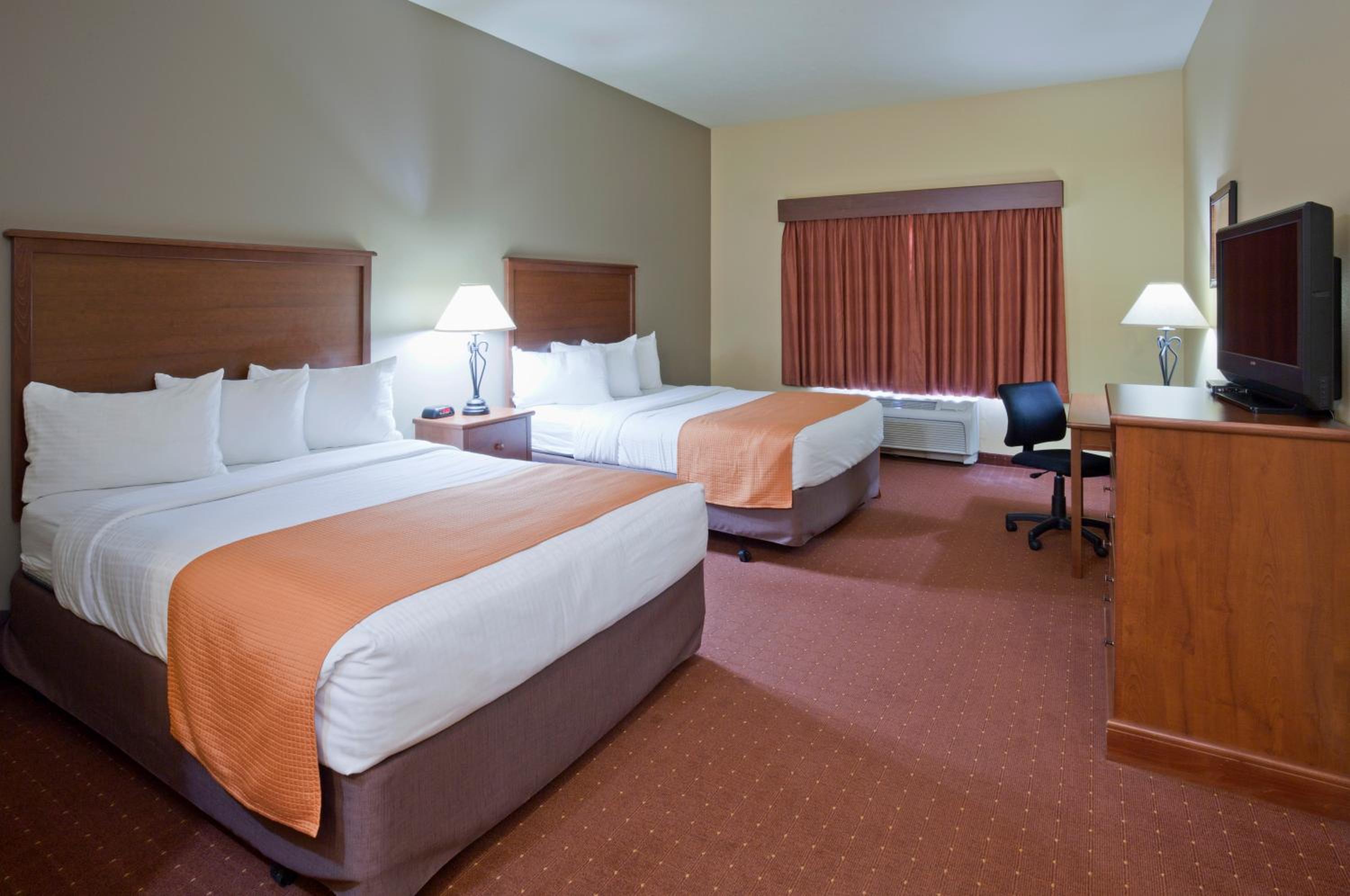 Queen Room with Two Queen Beds - Non-Smoking - Photo 5