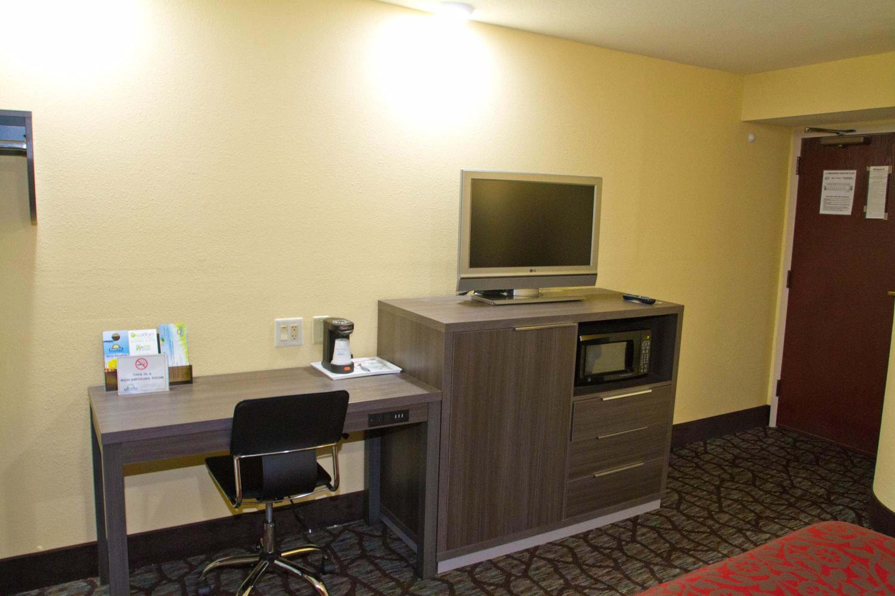 Double Room with Two Double Beds - Non-Smoking - Photo 2