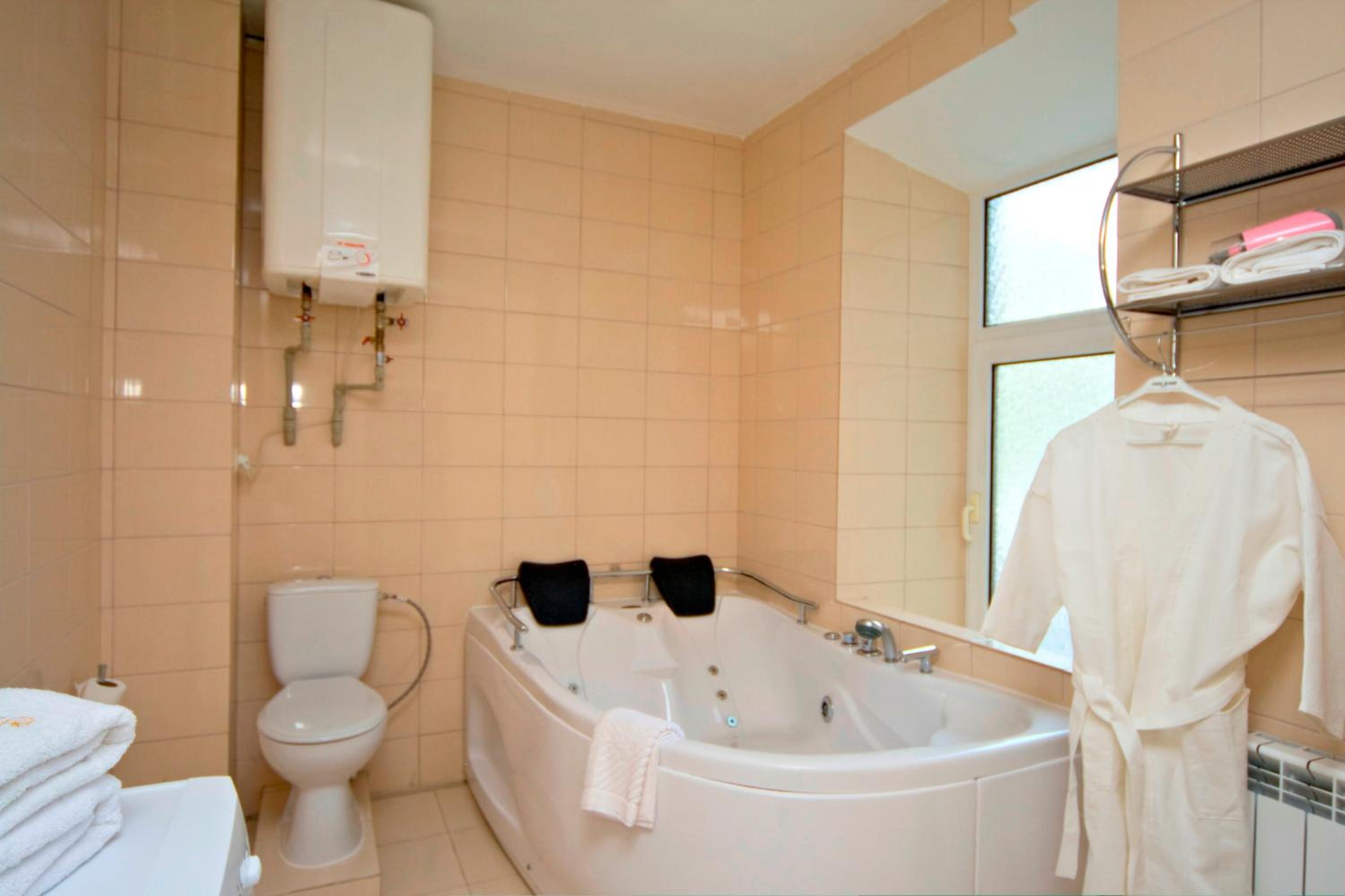 Studio Apartment with Spa Bath photo 2