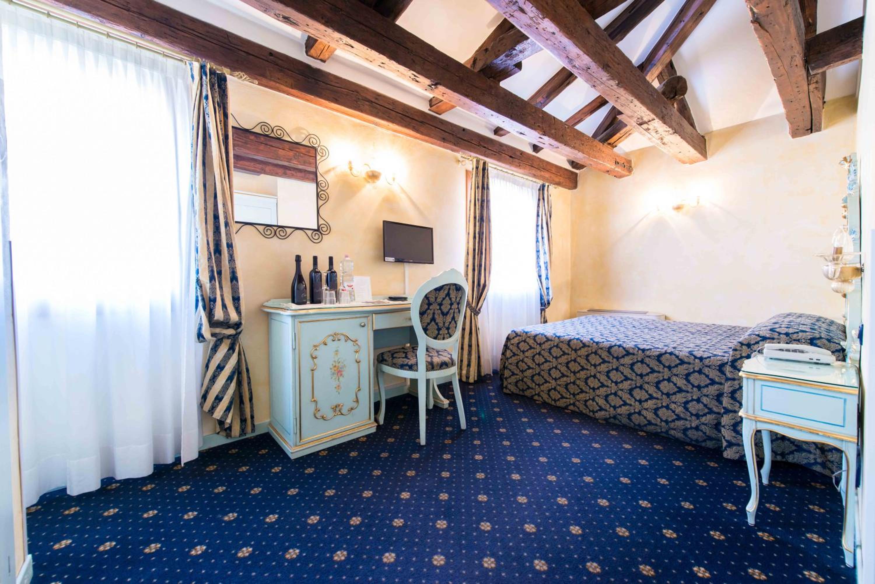 Superior Double or Twin Room with Canal View photo 3