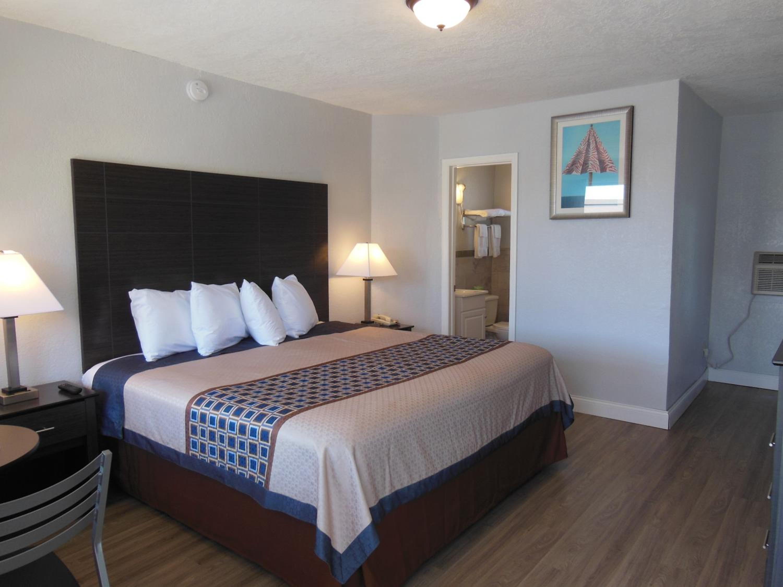 Standard King Room photo 3