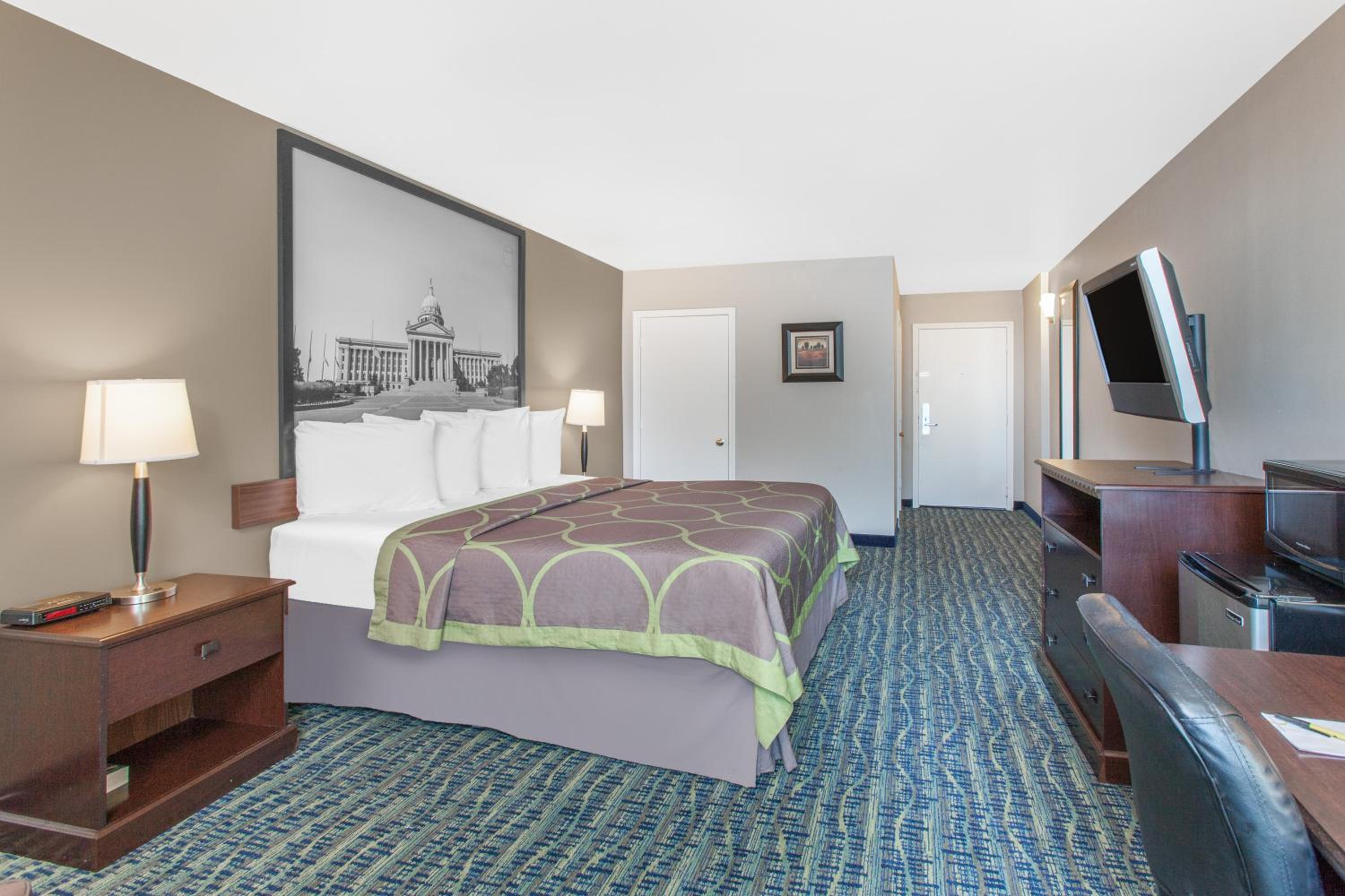 King Room - Non-Smoking - Photo 5