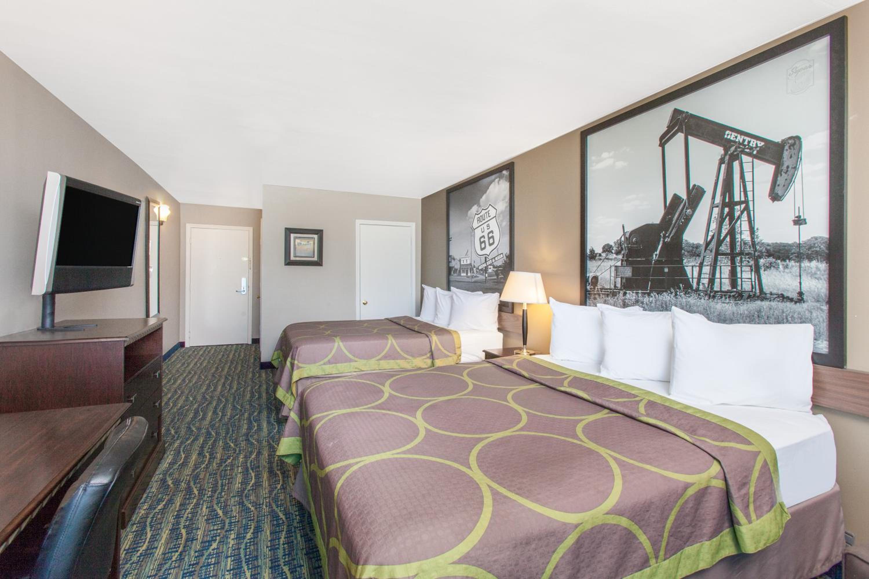 Queen Room with Two Queen Beds - Non-Smoking - Photo 2