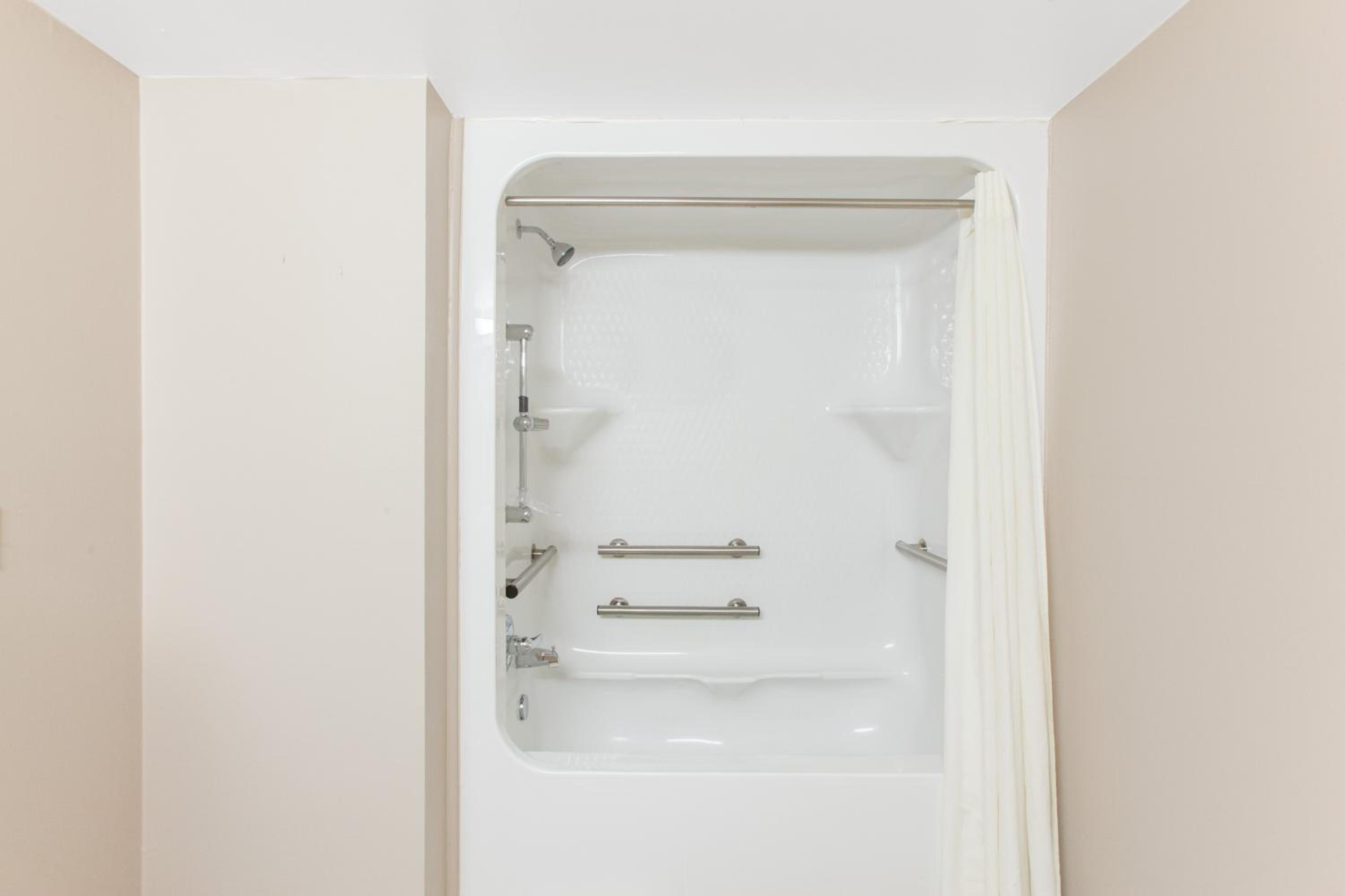 King Room - Disability Access - Non-Smoking - Photo 2