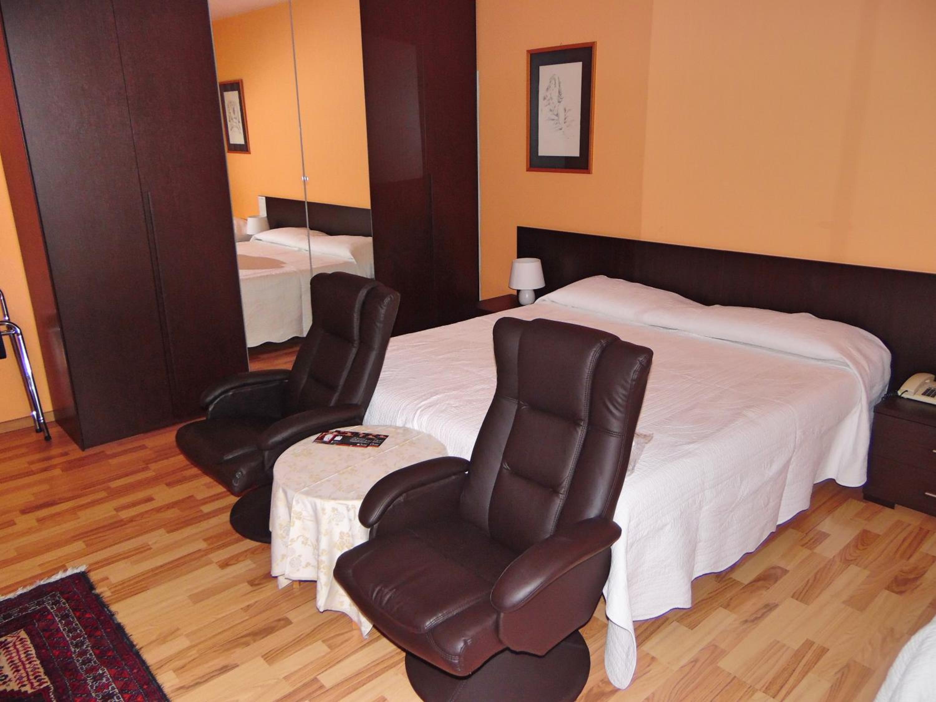 Superior Triple Room with Terrace and Lake View - Photo 6