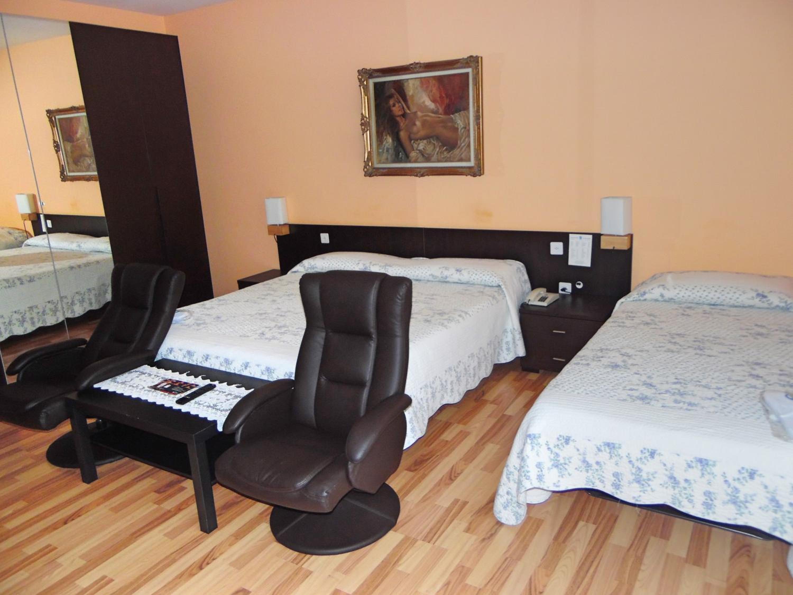 Standard Triple Room with Lake View and Balcony - Photo 1