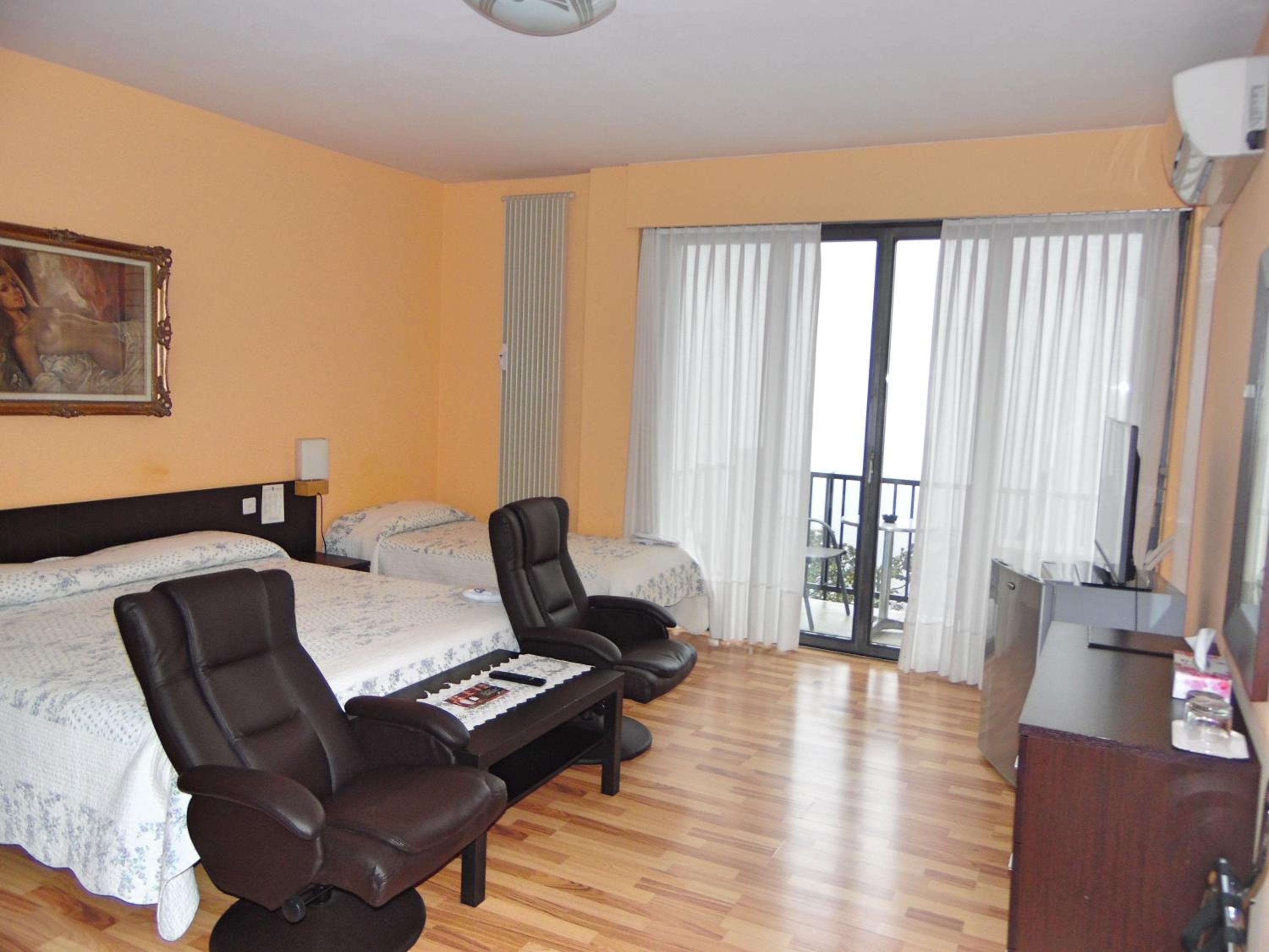 Standard Triple Room with Lake View and Balcony - Photo 8