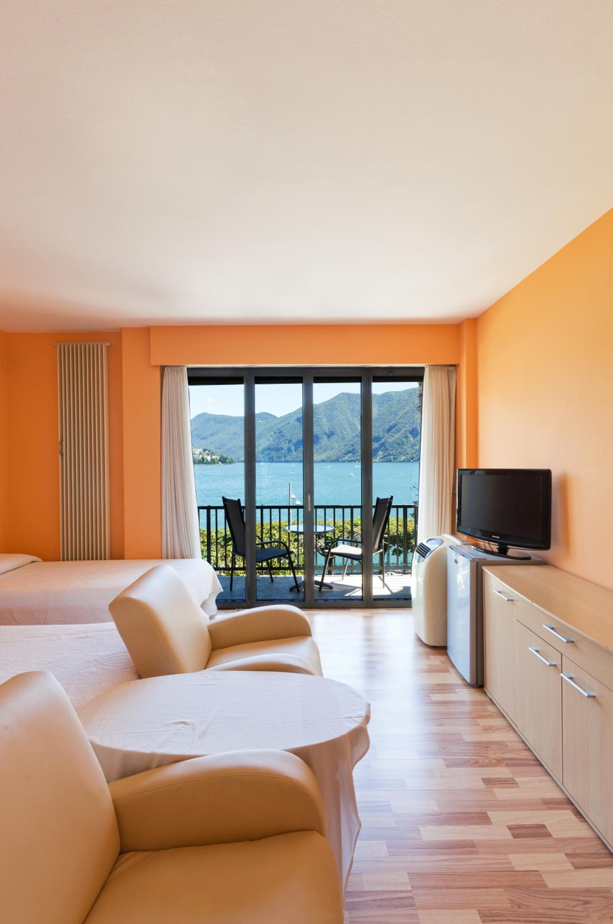 Standard Triple Room with Lake View and Balcony - Photo 6