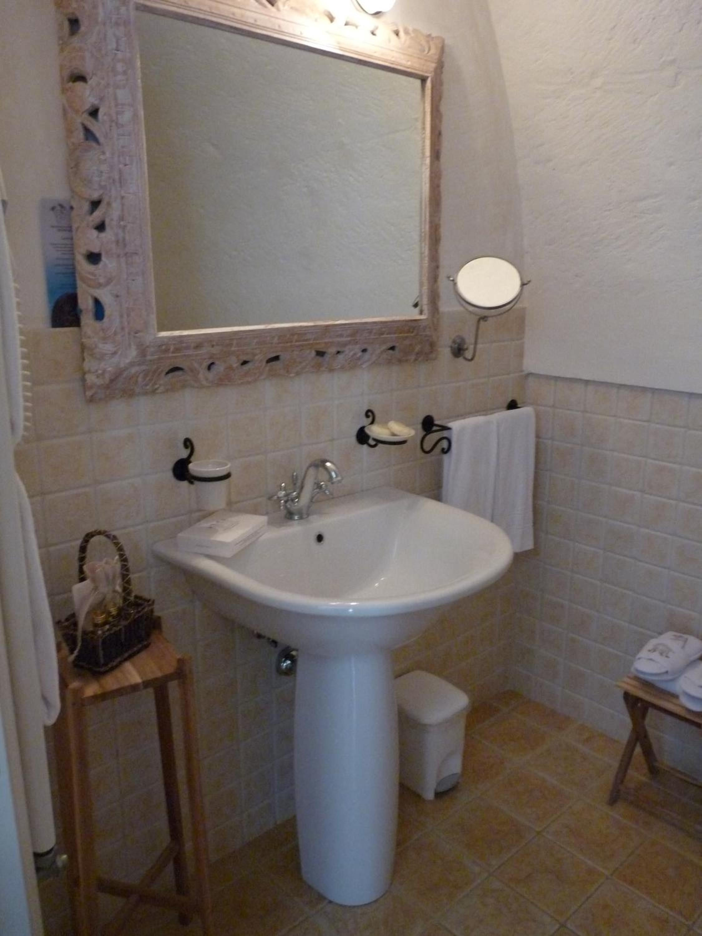 Standard Double Room - Photo 3