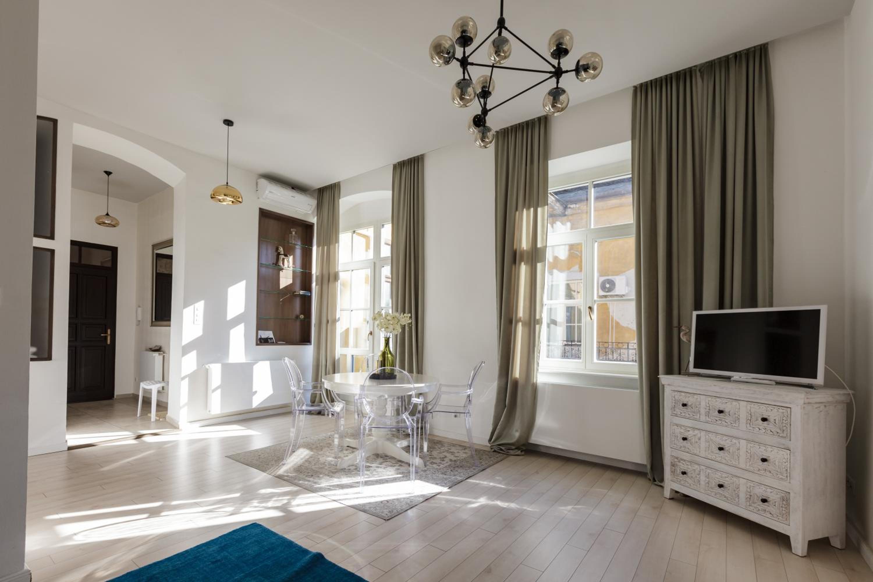One-Bedroom Apartment with Balcony photo 1