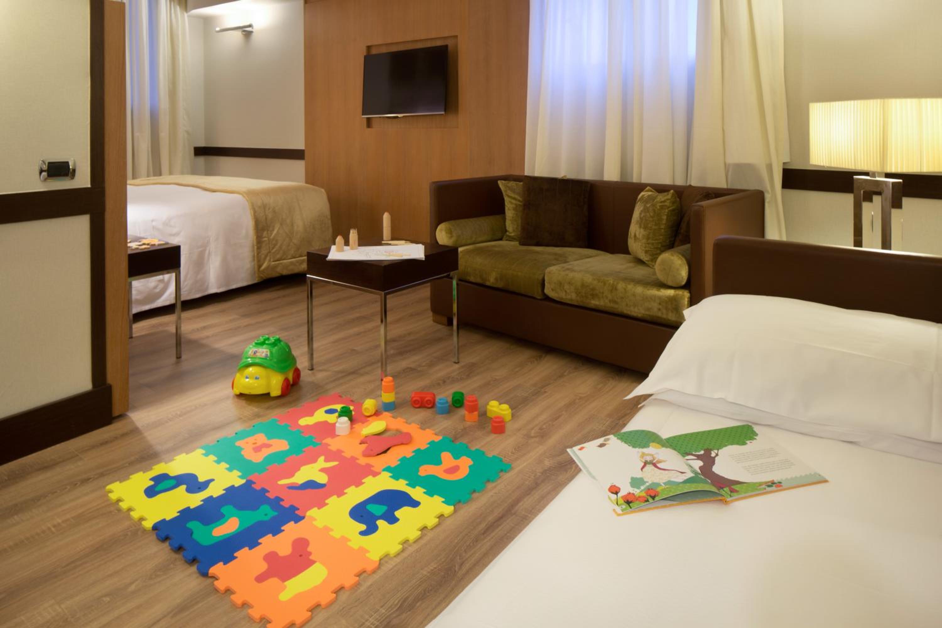 Family Room (2 Adults + 2 Children)