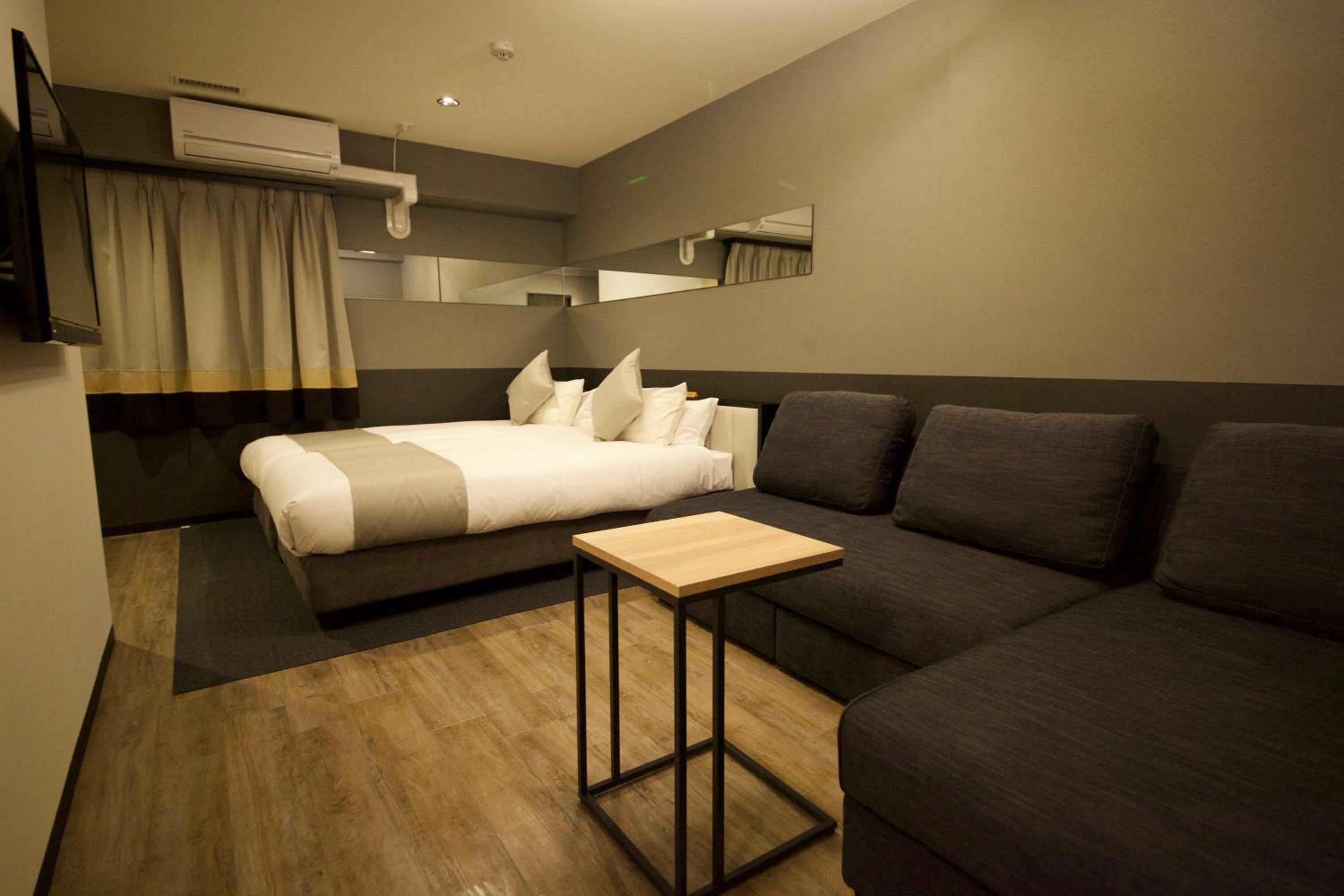Hollywood Twin Room thumbnail 6