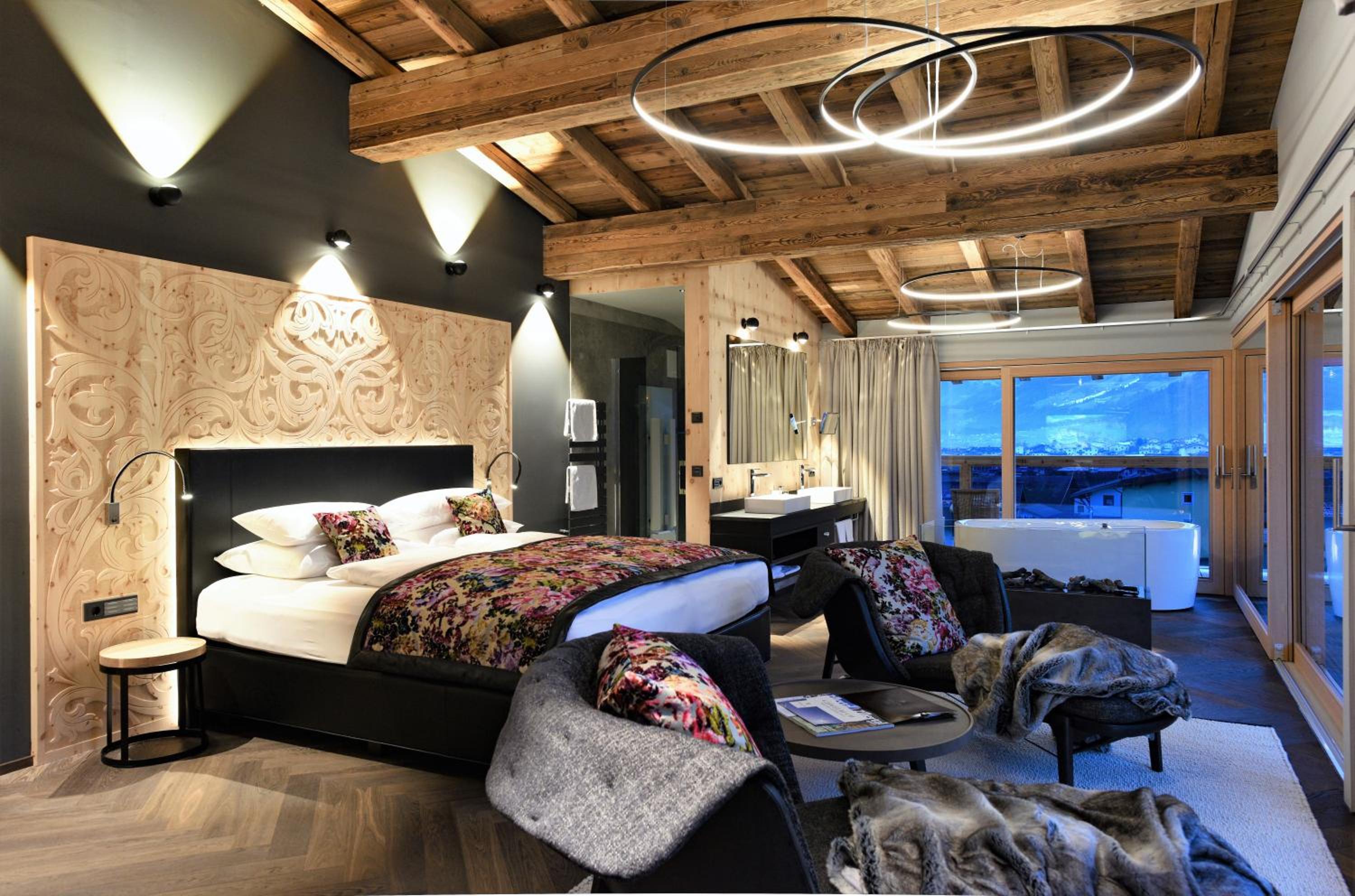 Deluxe Suite with Sauna and Whirlpool photo 1