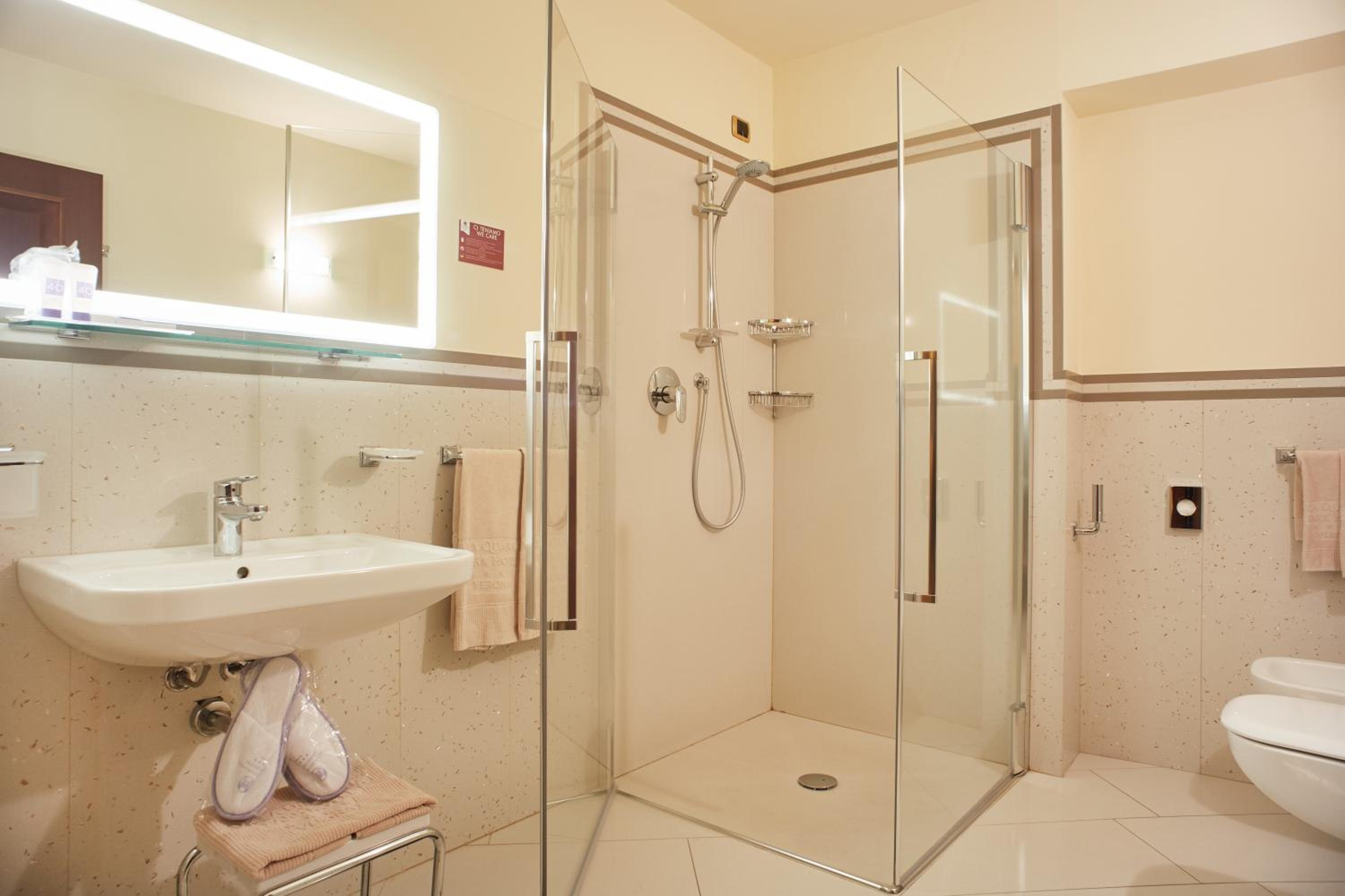 Deluxe Double or Twin Room - Photo 9