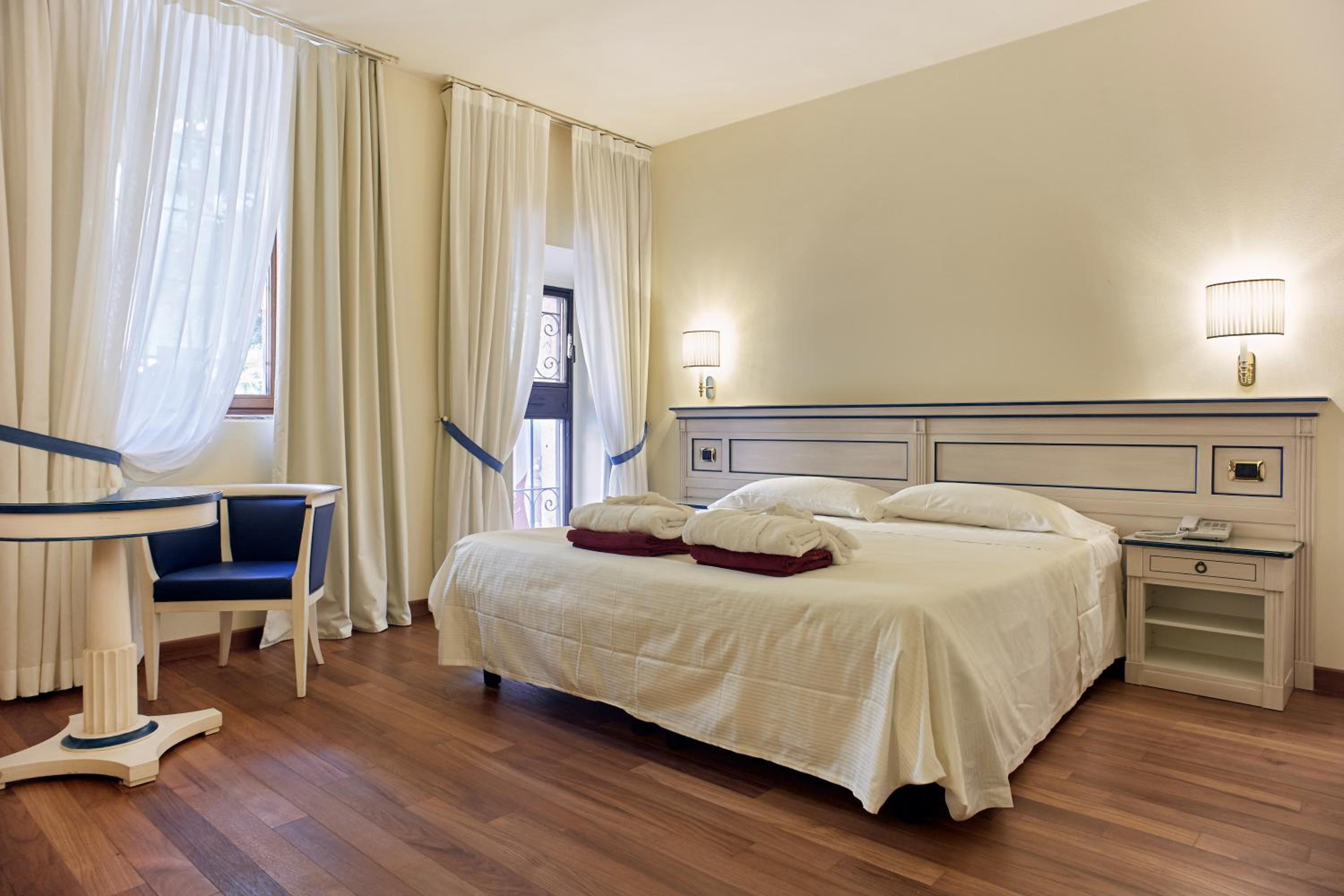 Deluxe Double or Twin Room - Photo 10