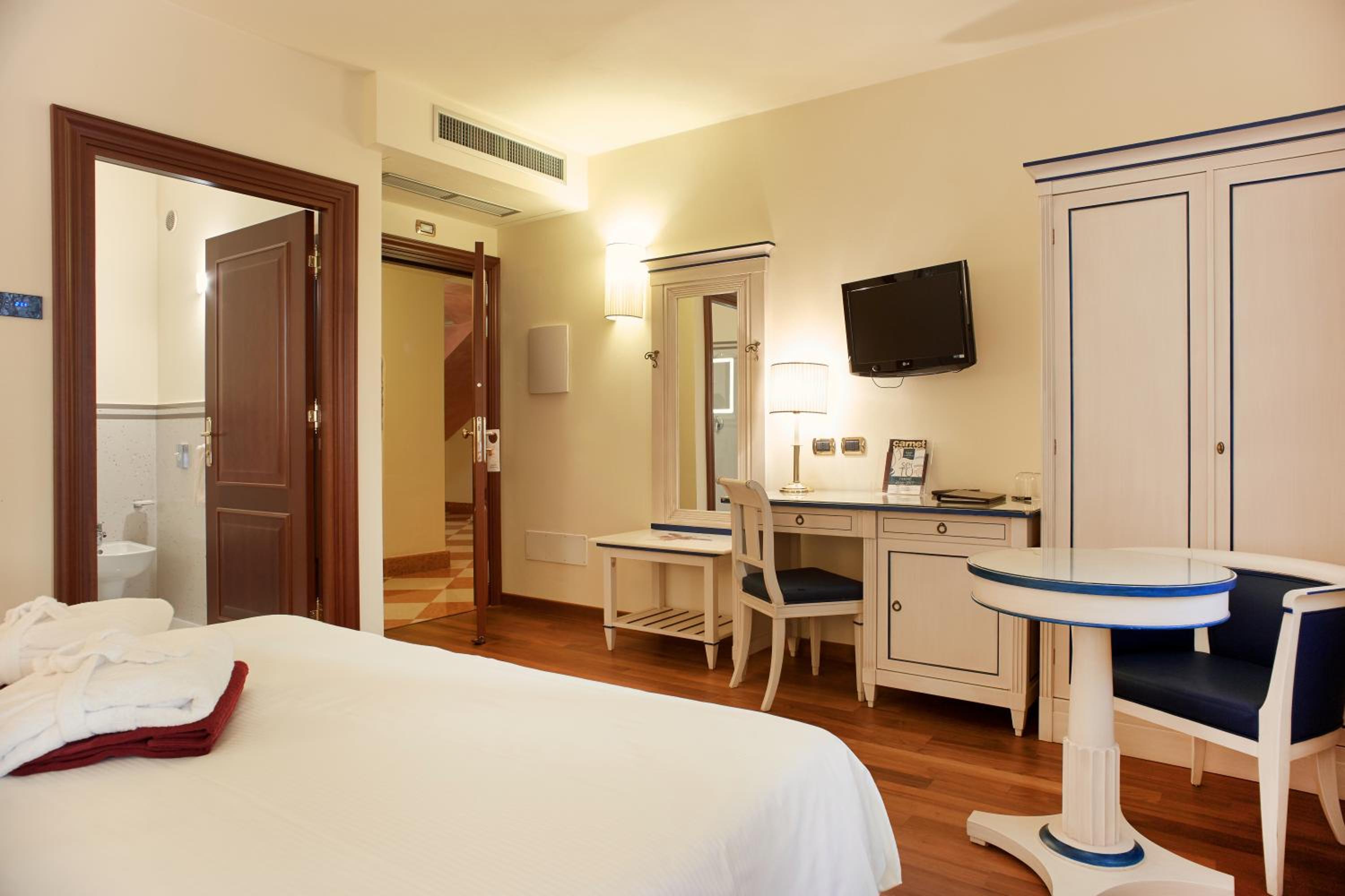 Deluxe Double or Twin Room - Photo 17