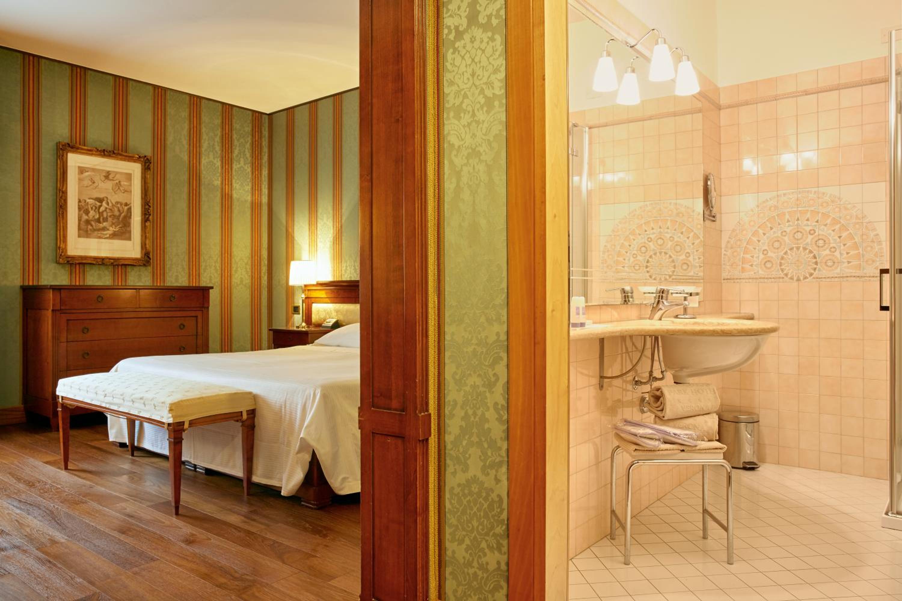 Deluxe Double or Twin Room - Photo 7