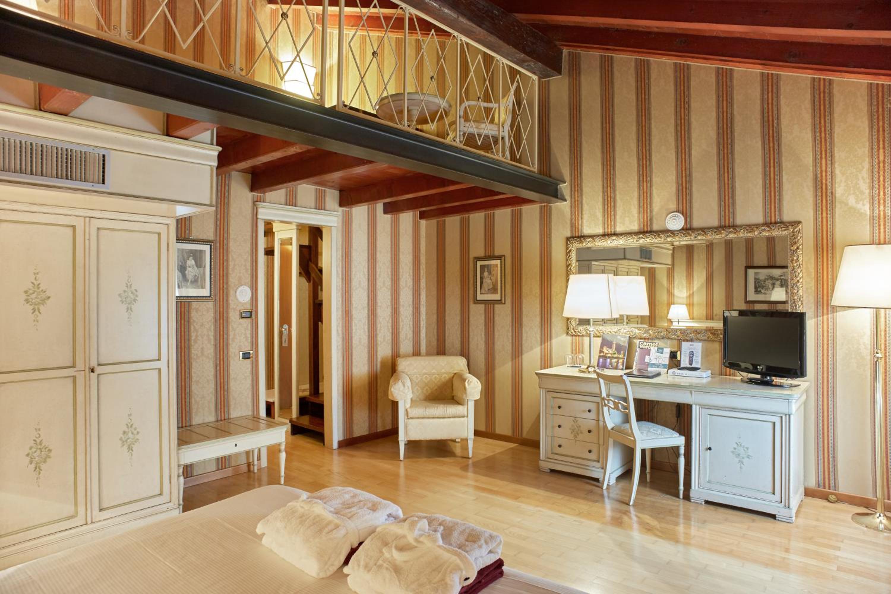 Family Room (2 Adults + 2 Children) - Photo 3