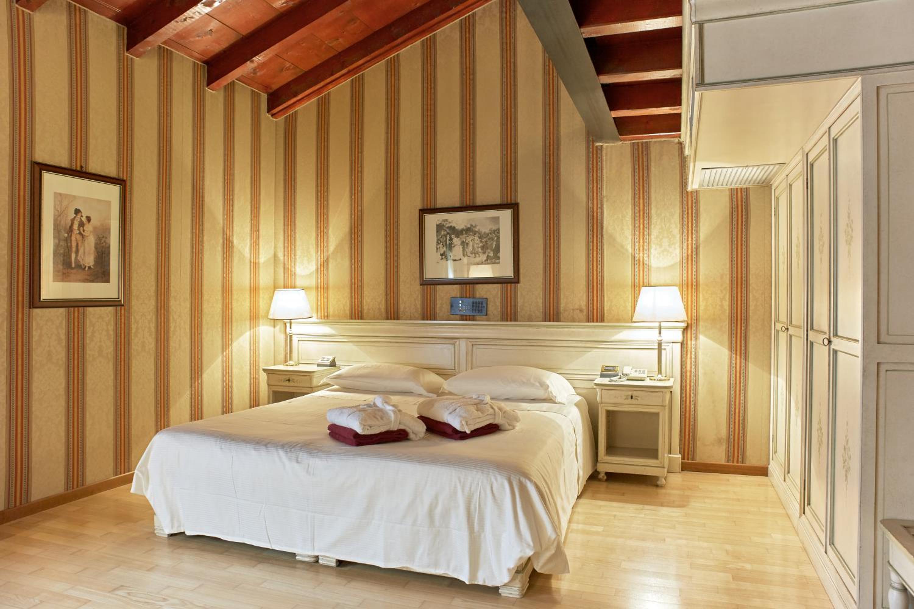 Family Room (2 Adults + 2 Children) - Photo 11