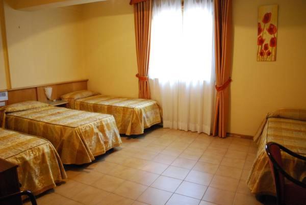 Economy Quadruple Room - Photo 3